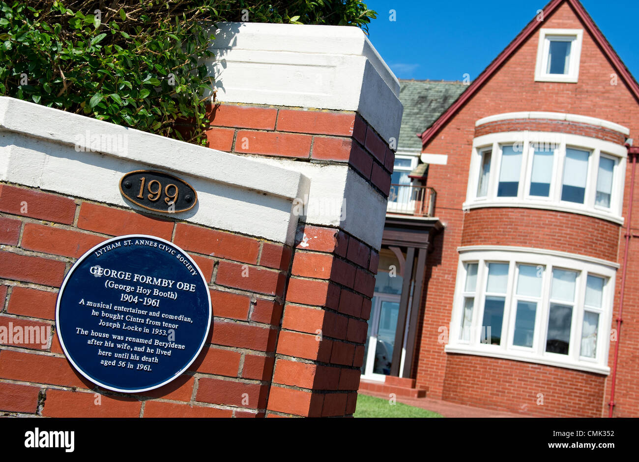 Eine blaue Plakette an der ehemalige Entertainer George Formby in Lytham St Annes vorgestellt wurde, Lancashire. George Formby lebte im Haus, beryldene nach seiner Frau, für fast zehn Jahre bis zu seinem Tod im Jahr 1961 benannt. Mitglieder der George Formby society bei der Enthüllung auf den inneren Promenade in Fairhaven durchgeführt am 17. August 2012 Stockfoto