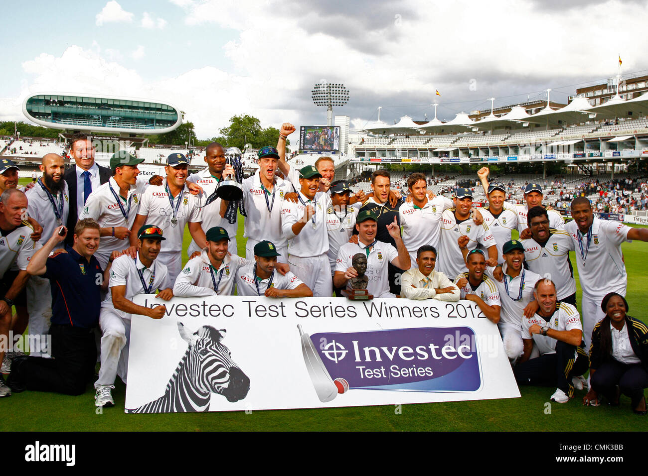 20.08.2012-London, England. Südafrika mit den Trophäen nach dem Gewinn der dritten Investec Cricket Test Länderspiel zwischen England und Südafrika, spielte an der Lords Cricket Ground: Credit: Mitchell Gunn Stockfoto