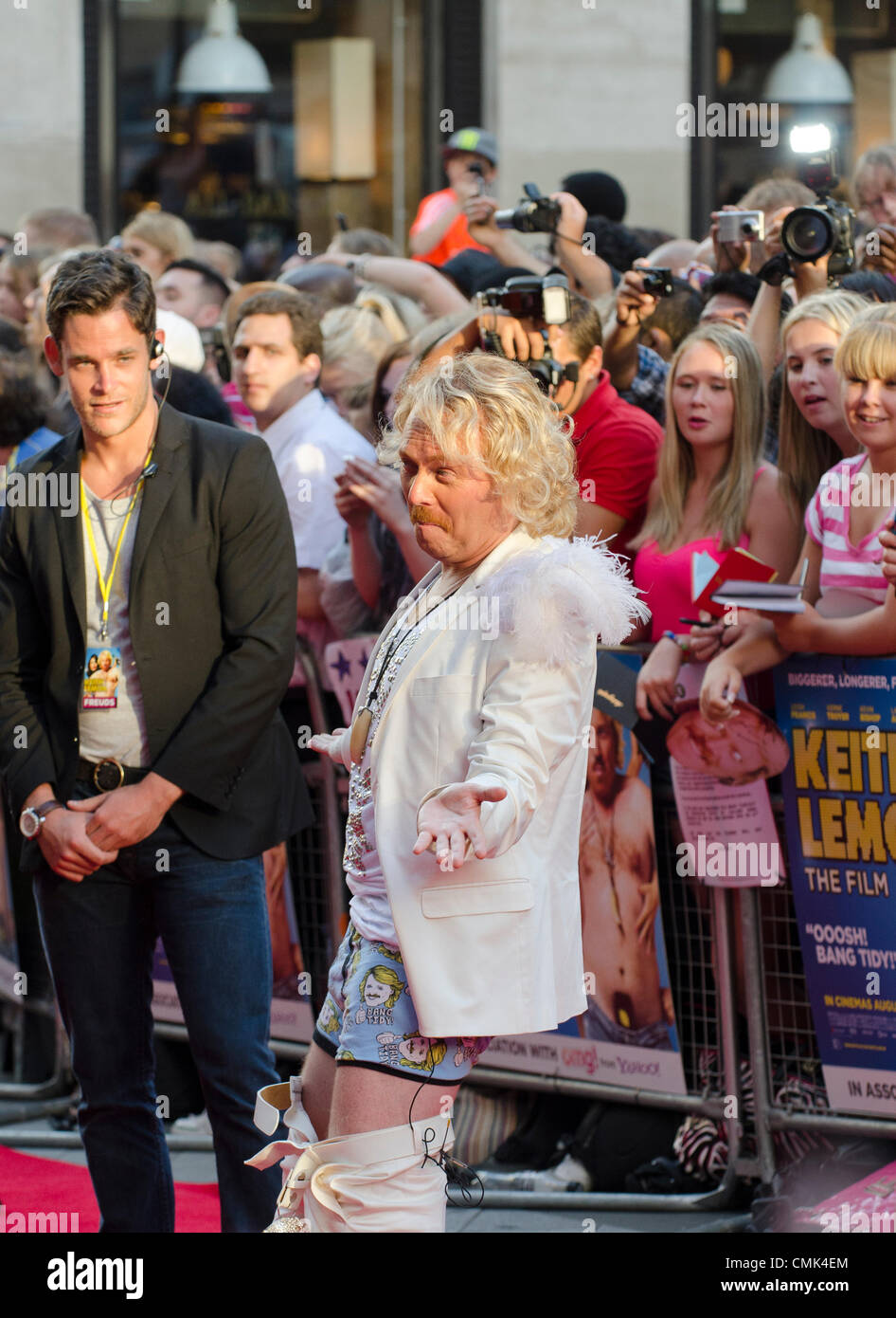 Leigh Francis als Keith Lemon mit heruntergelassener "Keith Lemon", Leigh Franics an Keith Lemon Hose der Film Premiere Odeon Leicester Square in London Uk Montag, 20. August 2012. Stockfoto