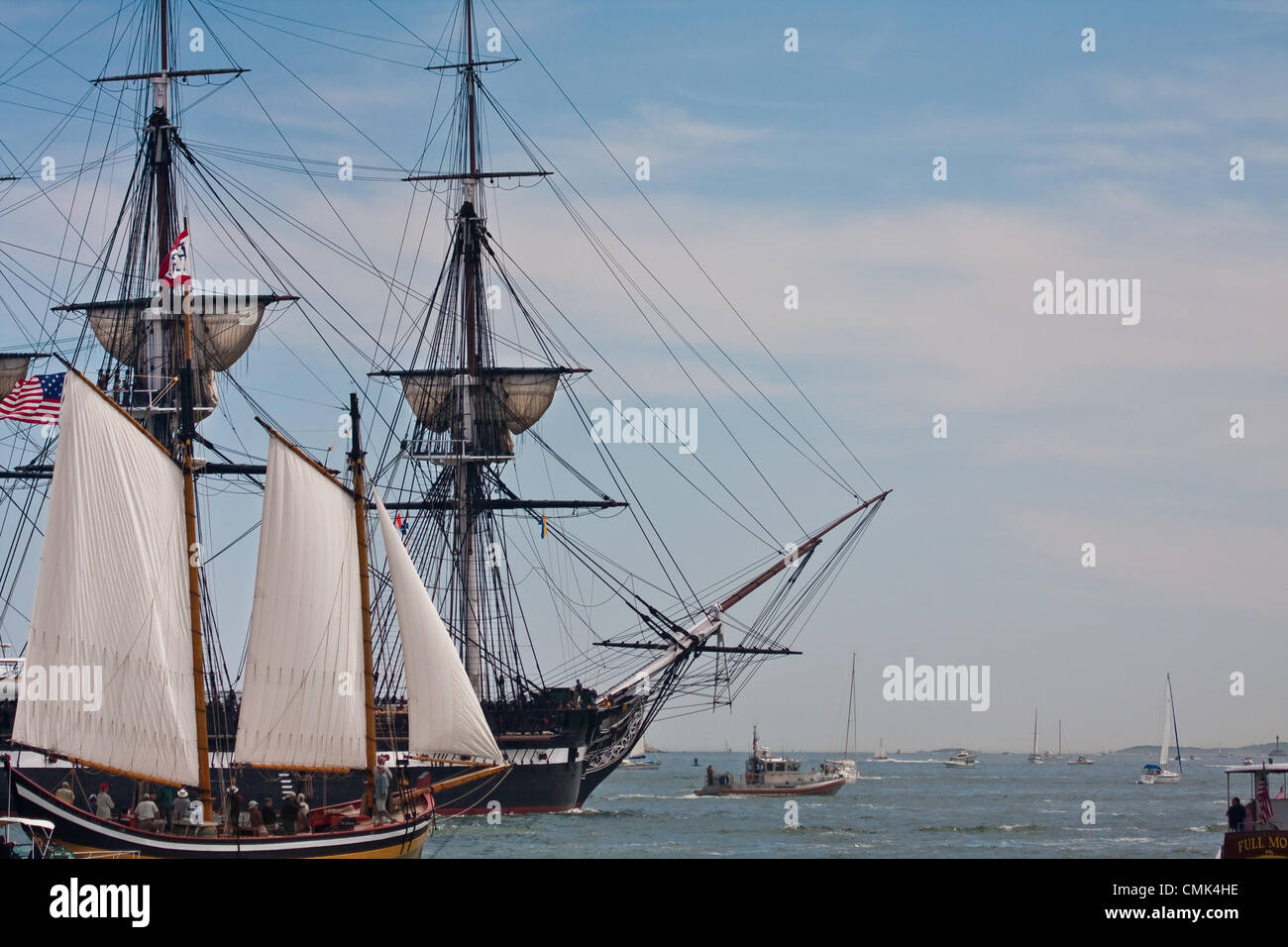 Freude, dass Boote versammeln sich, um die USS Constitution-Kopf für eine Festschrift Segel im Hafen von Boston, Kennzeichnung des Tages sie besiegte die britische Fregatte HMS Guerriere und den Spitznamen "Old Ironsides" während des Krieges von 1812 aufpassen. Stockfoto