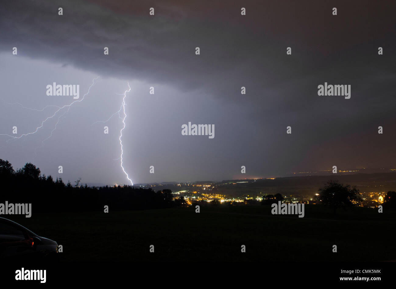 In der Nacht überschwemmen Blitze den Bodensee, da im südlichen Teil Baden-Württembergs mitten im Sommer höhere Temperaturen verzeichnet werden. © Olli Geibel Stockfoto