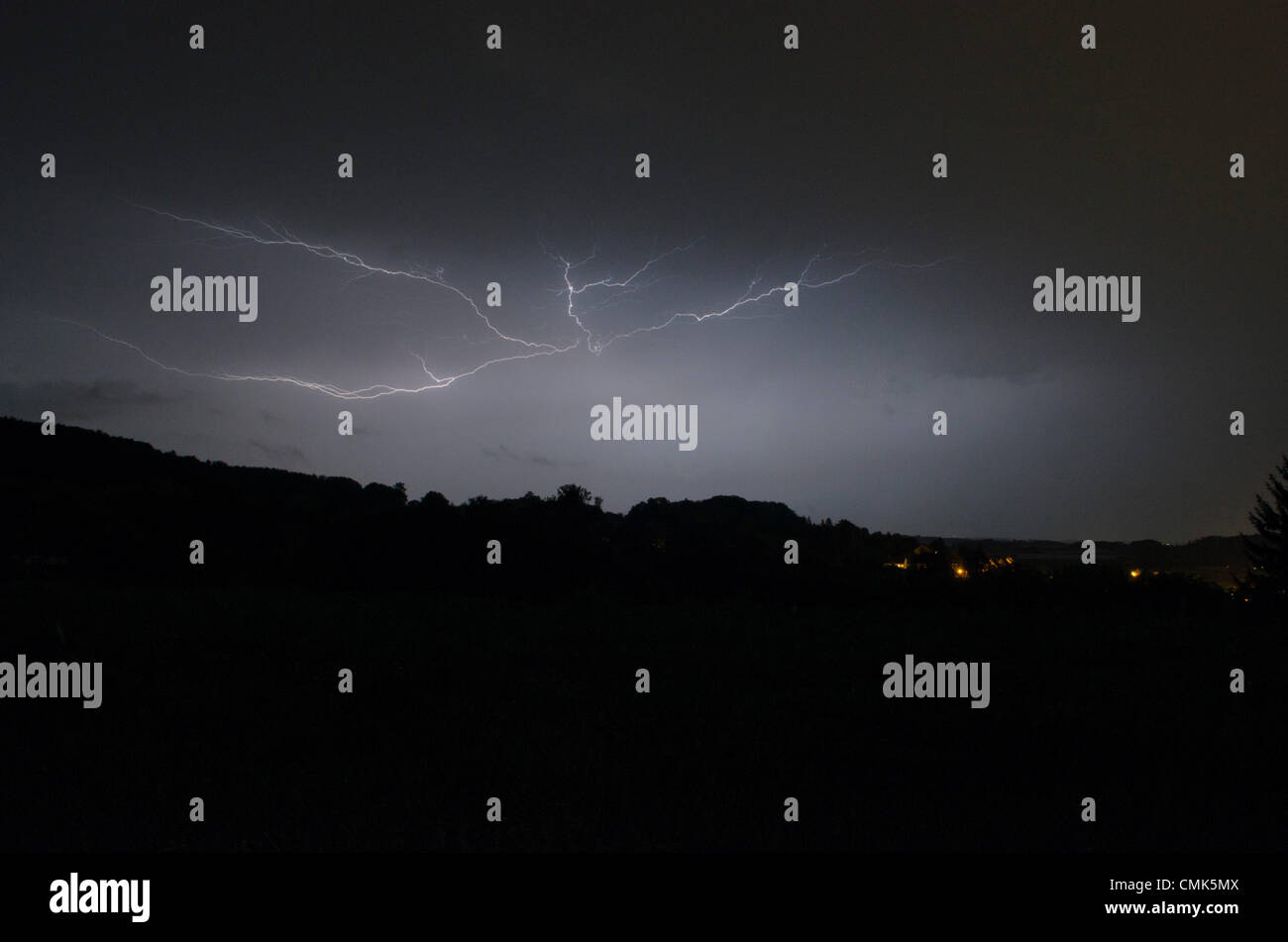In der Nacht überschwemmen Blitze den Bodensee, da im südlichen Teil Baden-Württembergs mitten im Sommer höhere Temperaturen verzeichnet werden. © Olli Geibel Stockfoto
