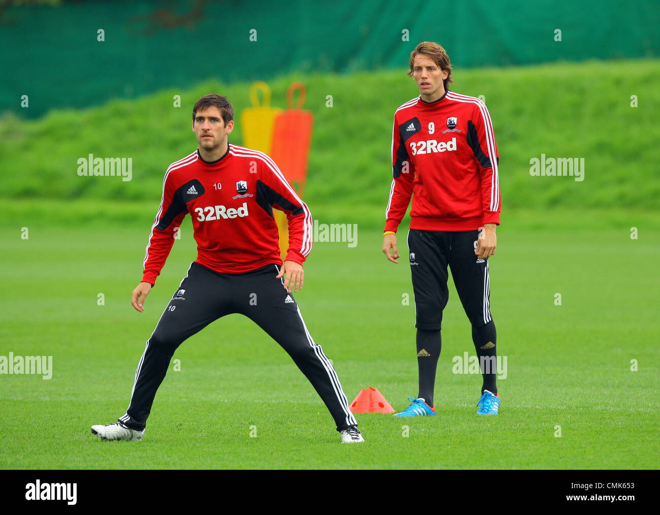 Im Bild L-R: Danny Graham mit neuen Michu. Dienstag, 21. August 2012 Re: Barclays Premier League Seite Swansea City Football Club Training bei Llandarcy, South Wales, UK. Bildnachweis: D Legakis / Alamy Live News Stockfoto