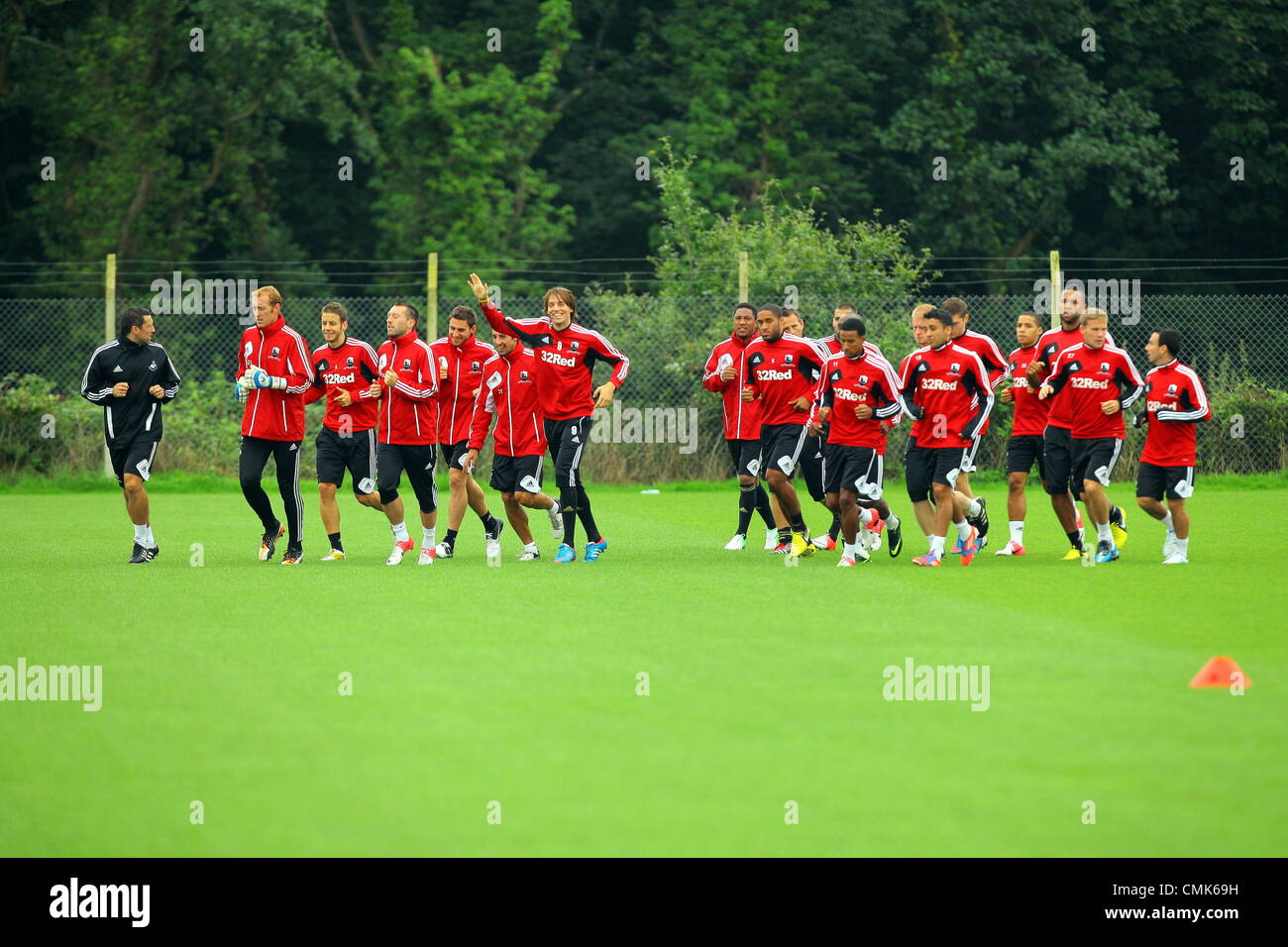 Im Bild: Michu winken Stadtöffentlichkeit Aufwärmen mit Mitspielern. Dienstag, 21. August 2012 Re: Barclays Premier League Seite Swansea City Football Club Training bei Llandarcy, South Wales, UK. Stockfoto