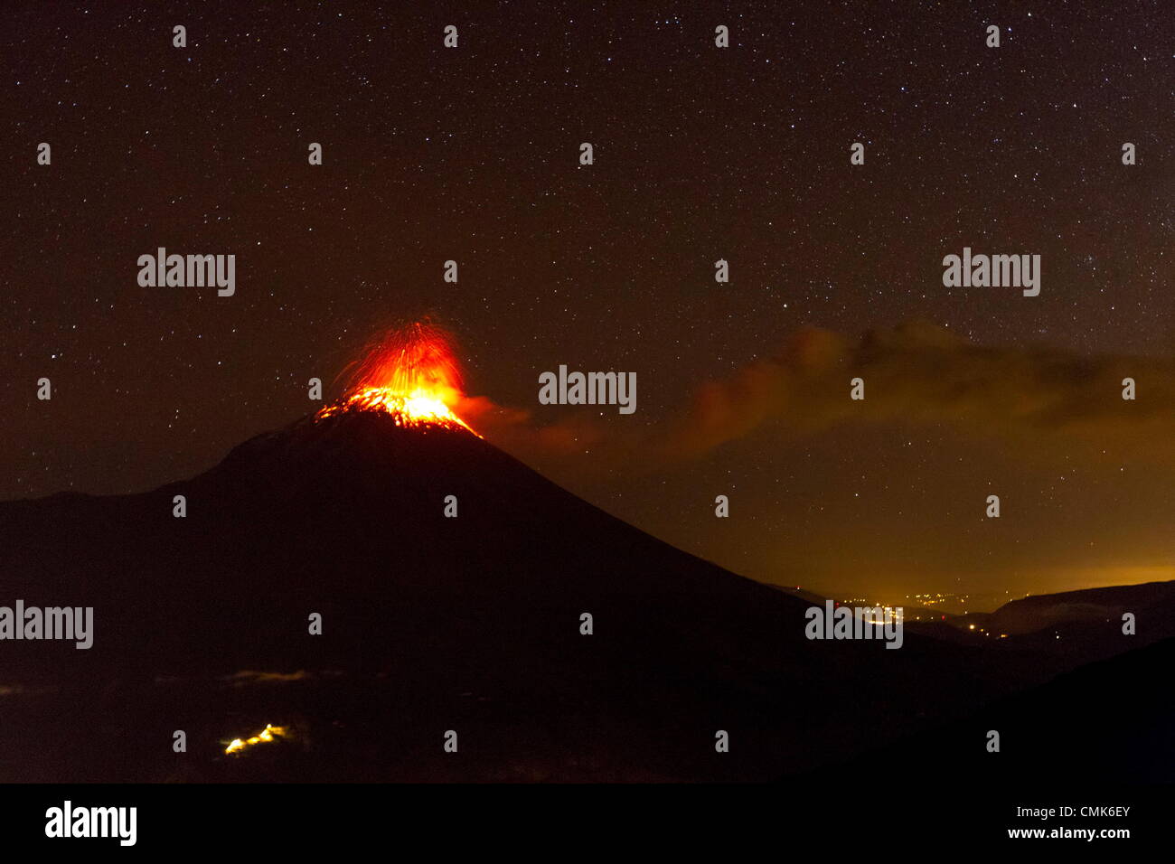 BANOS ECUADOR 20. AUGUST 2012 TUNGURAHUA MÄCHTIGEN VULKANAUSBRUCH WÄHREND DER NACHT GROßE MENGE AN ASCHE IN RICHTUNG ZUR STADT RIOBAMBA WARNSTUFE GELB 3 32 GMT Stockfoto