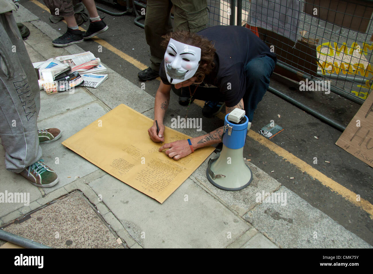 21. August 2012. London UK. Julian Assange Unterstützer schreibt eine Grußbotschaft für Julian Assange Wikileaks-Gründer, die seit Juni 2012 in der Botschaft von Ecuador aufgehalten hat Stockfoto