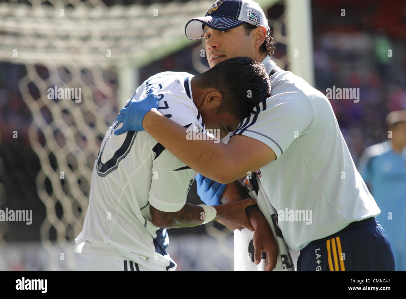 14. September 2013, Washington D.C., beherbergt DC United LA Galaxy an RFK. DC United verbindet LA Galaxy 2-2. Los Angeles Galaxy Verteidiger a.j. Fußballmannschaft (20) bekommt Hilfe von einem Los Angeles Galaxy-Trainer nach einer schweren Verletzung an seinem linken Arm. mögliche Luxation der Schulter. Los Angeles Galaxy Verteidiger a.j. Fußballmannschaft (20) scheint zu Schmerzen. Stockfoto