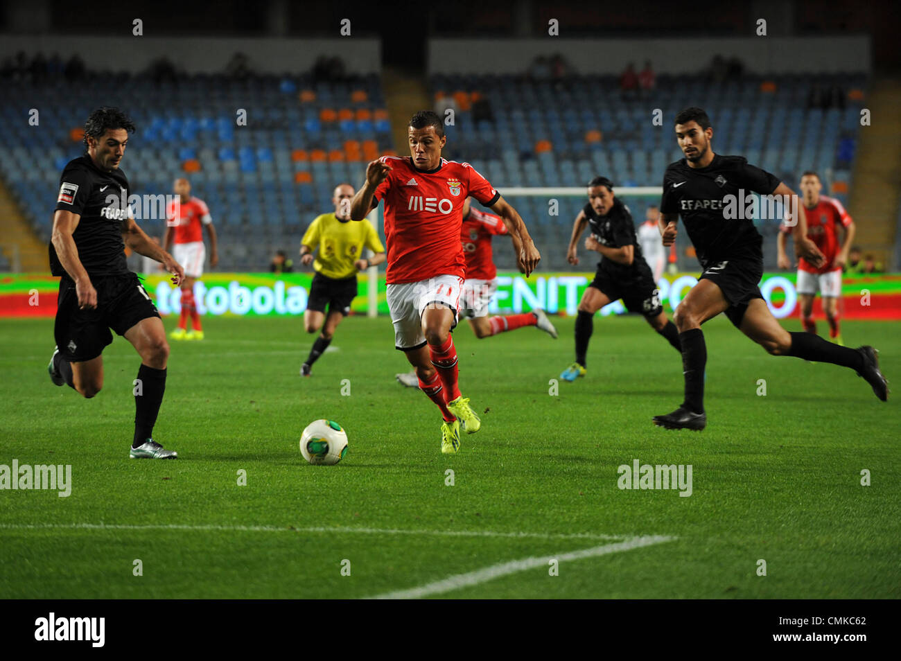 Benfica den brasilianischen Stürmer Lima wetteifert um den Ball mit Academica Verteidiger während der portugiesischen Liga Sagres-Fußballspiel zwischen Academica und Benfica Stockfoto