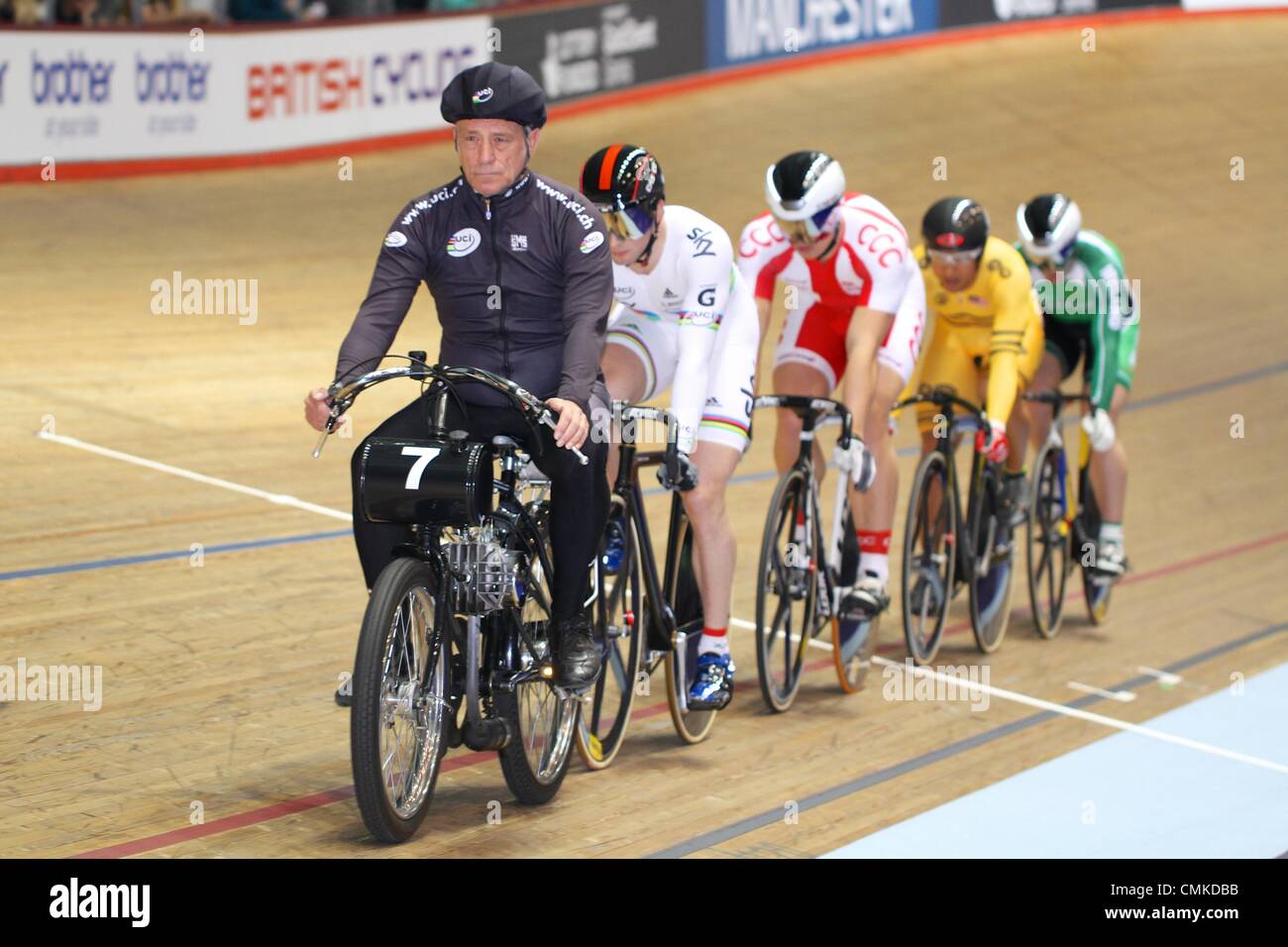 Verfolgen Sie Radsport WM, nationalen Cycling Centre, Manchester, UK. 2. November 2013. Jason Kenny (GBR), Keirin-Weltmeister, auf seinem Weg zum Gewinn seiner Keirin ersten Spieltag Rennen (ersten Fahrer hinter dem motor Pacer) Credit: Neville Stile/Alamy Live News Stockfoto