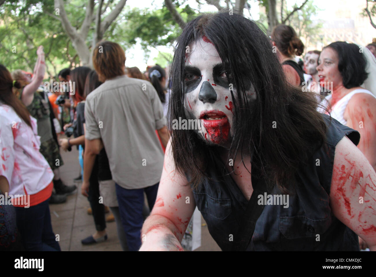 Sydney, Australien. 2. November 2013. Der Sydney Zombie Walk begibt sich vom Hyde Park entfernt um Geld für die Gehirn-Stiftung. Copyright Credit: 2013 Richard Milnes/Alamy Live-Nachrichten. Stockfoto