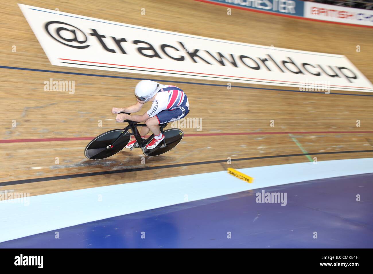 Verfolgen Sie Radsport WM, nationalen Cycling Centre, Manchester, UK. 2. November 2013. John transzendentaler (GBR) übergibt Raman Tsishkou (Weißrussland) in den Männern Omnium Einzelverfolgung Credit: Neville Stile/Alamy Live News Stockfoto