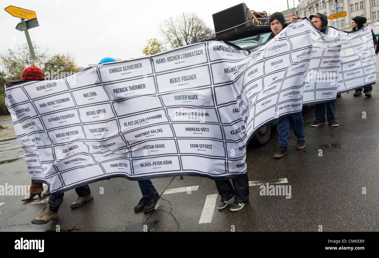 Berlin, Deutschland. 2. November 2013. Demonstranten halten einen Banner mit Namen von Personen, die Opfer von rechter Gewalt während einer Demonstration zum Gedenken an die NSU Morde am Platz der Luftbruecke in Berlin, Deutschland, 2. November 2013 sein können. Unter dem Motto "NSU Terror: Nazis und staatliche hand in hand" die Demonstranten versammelten sich zu einer Kundgebung gegen Rechtsextremismus und die Fahrlässigkeit bei seiner Verfolgung. Foto: FLORIAN SCHUH/Dpa/Alamy Live News Stockfoto