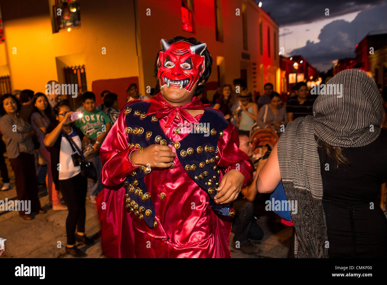 Nachtschwärmer-Parade durch die Straßen, die in Kostümen gekleidet, während des Tages der Toten Festival bekannt in Spanisch als D'a de Muertos am 1. November 2013 in Oaxaca, Mexiko. Stockfoto