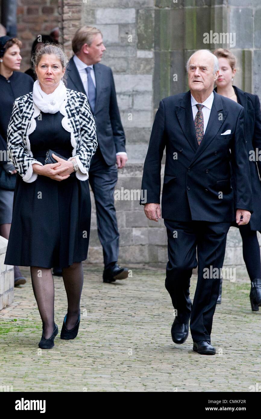 Delft, Niederlande, für das Denkmal des Prinzen Friso. 2. November 2013. Prinz Wittekind von Waldeck und Pyrmont und seiner Frau Caecilia kommen an der alten Kirche in Delft, Niederlande, für das Denkmal des Prinzen Friso, 2. November 2013. Prinz Friso erlitt schwere Hirnschäden im Februar 2012 nach Skiunfall im österreichischen Skigebiet von Lech. Er starb im Alter von 44 am 12. August 2013. Foto: Patrick van Katwijk / Niederlande und Frankreich OUT/Dpa/Alamy Live News Stockfoto