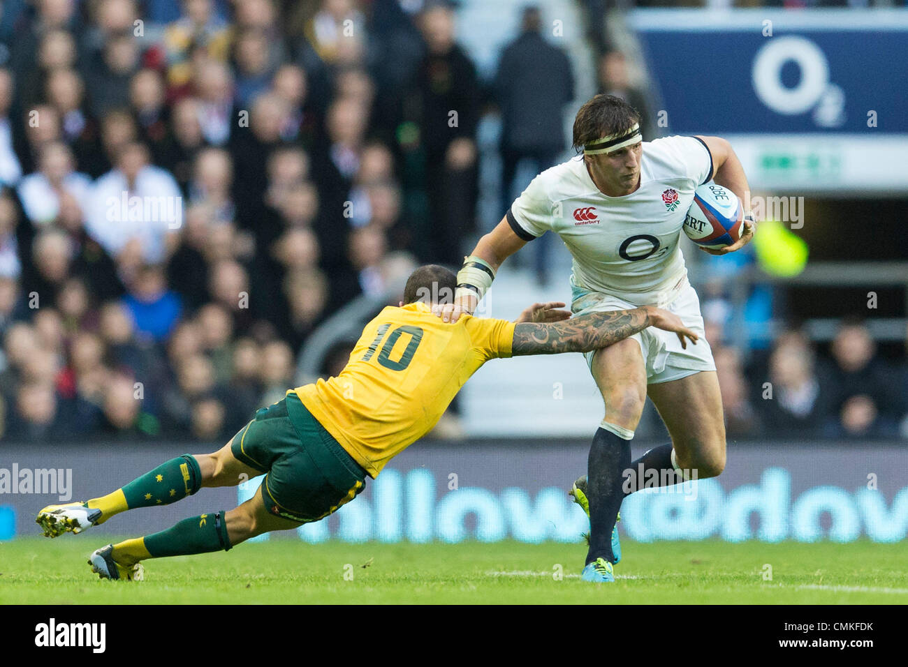 London, UK. 2. November 2013. England blindside Flanker Tom WOOD entzieht sich der Angriff von Australien Outhalf Quade COOPER während der internationalen Rugby-Union-Spiel zwischen England und Australien von Twickenham Credit: Action Plus Sport/Alamy Live News Stockfoto