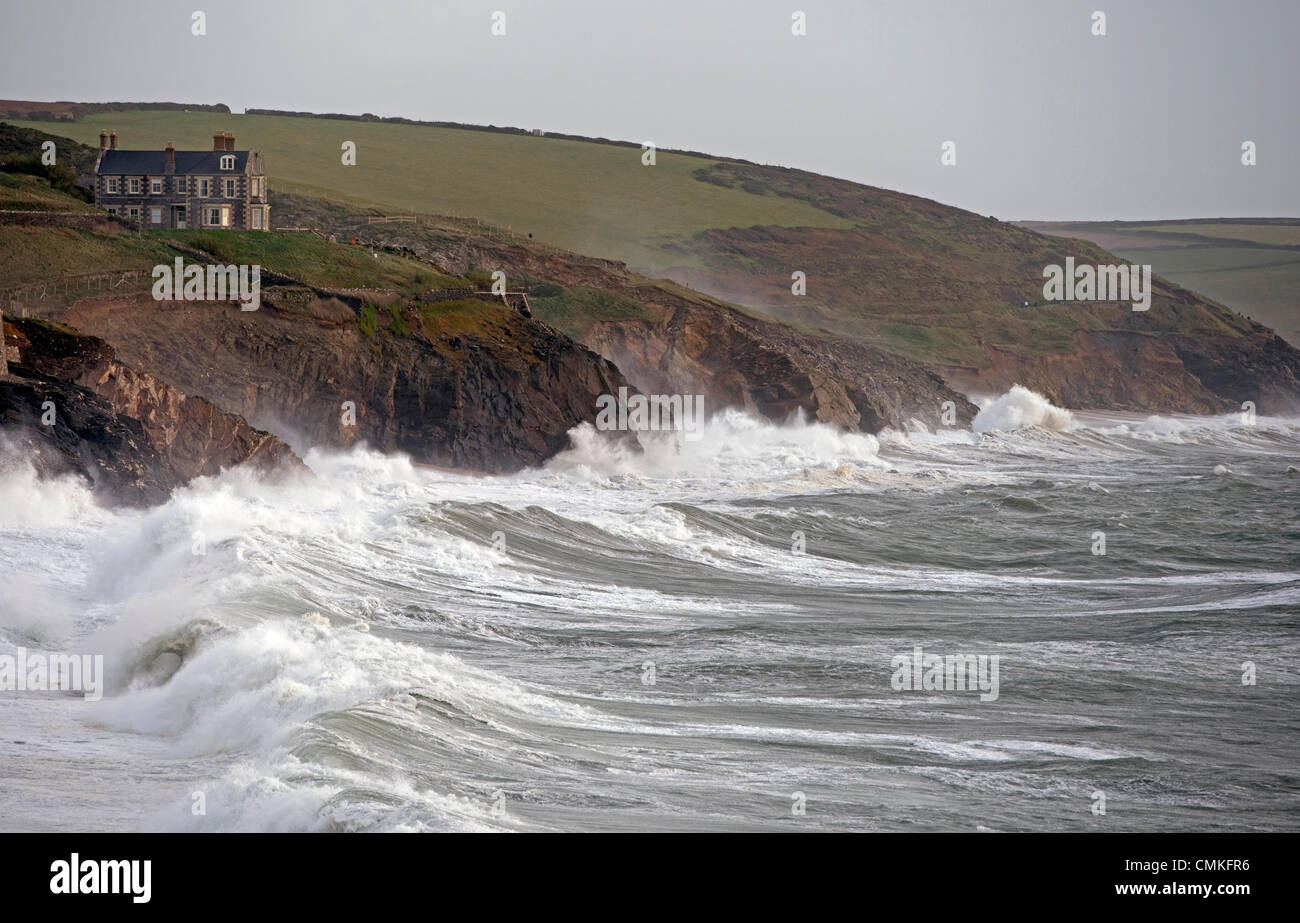 Porthleven Stromy Seegang Rollen in der kornischen Küste Stockfoto