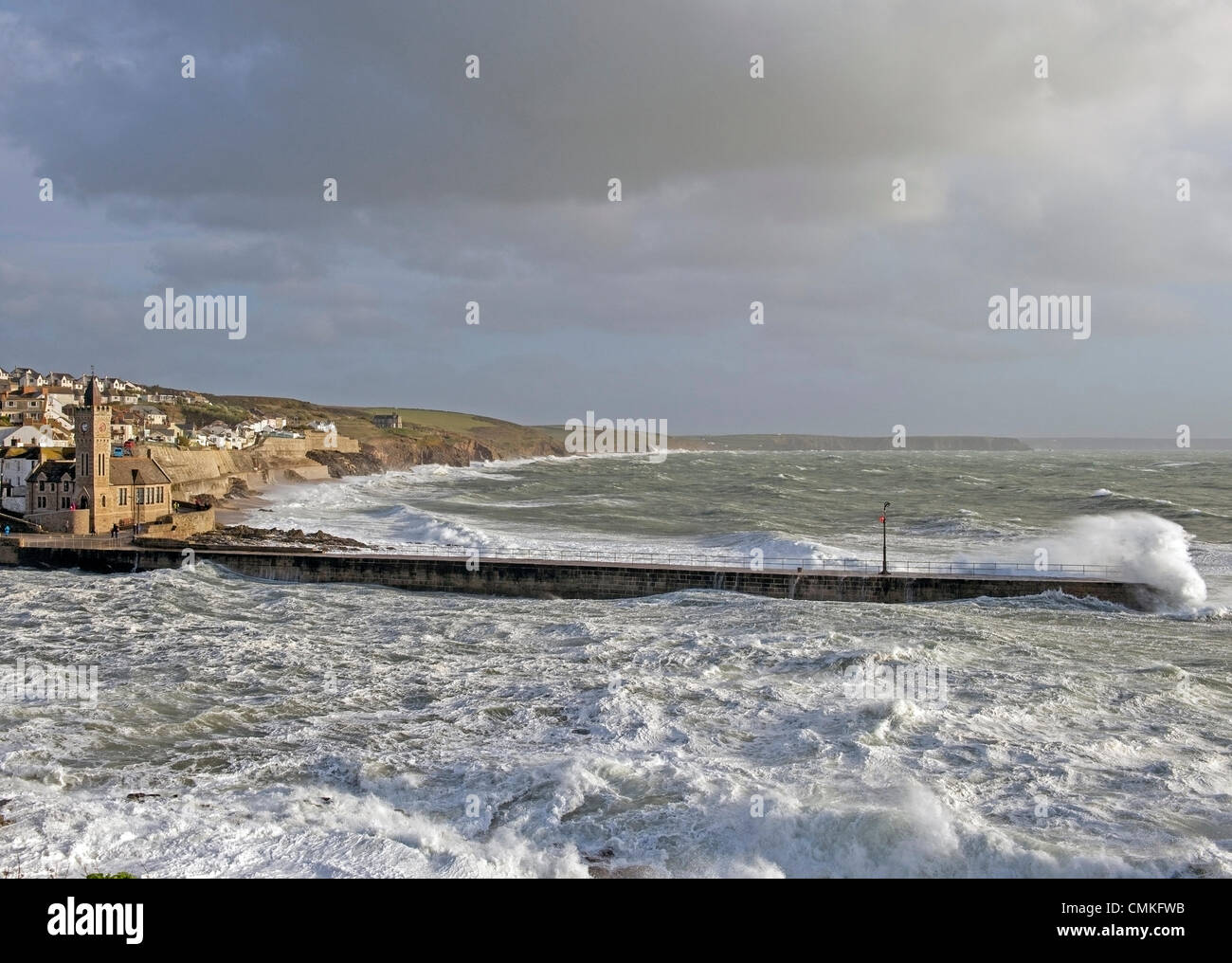 Porthleven Stromy Seegang Rollen in der kornischen Küste Stockfoto