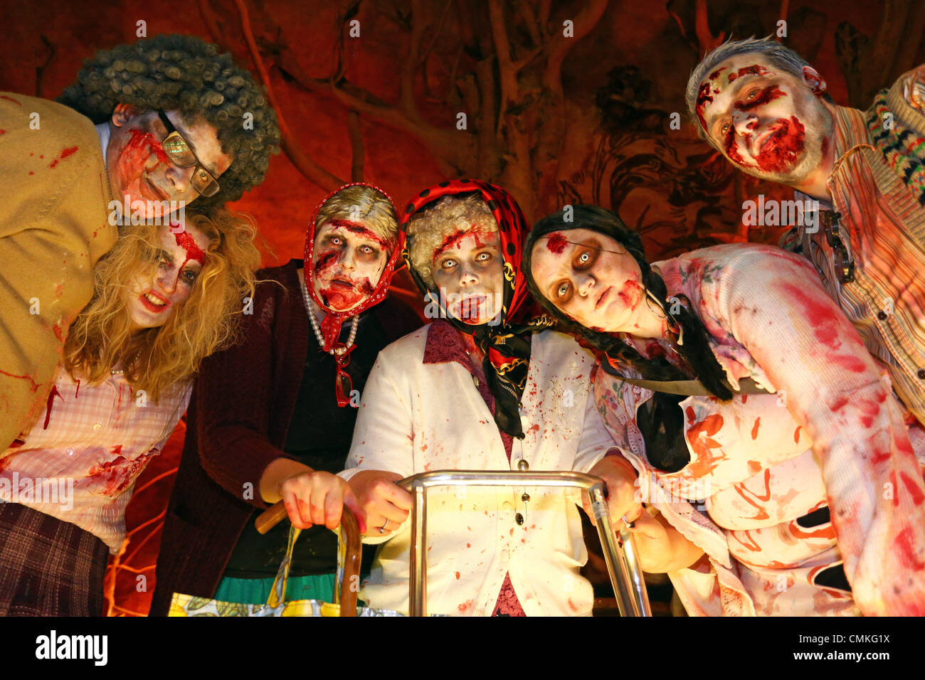London, UK. 2. November 2013. Teilnehmer verkleidet als Zombies für den London Zombie Walk 2013, London, England feiert Halloween und allen Dingen Zombie Credit: Paul Brown/Alamy Live News Stockfoto
