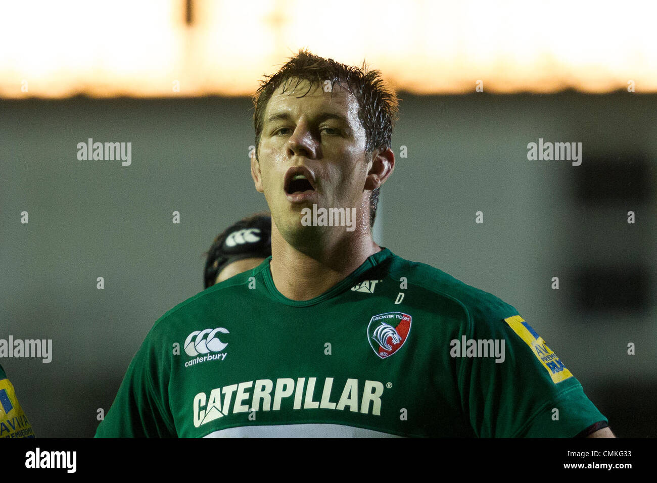 Leicester, UK. 2. November 2013.  Louis DEACON (Leicester Tigers) nimmt eine Verschnaufpause. Aktion von der Aviva Premiership-match zwischen Leicester Tigers und Harlekine an der Welford Road, Leicester auf Samstag, 2. November 2013 gespielt. Bildnachweis: Graham Wilson / Pipeline-Bilder / Alamy Live News Stockfoto