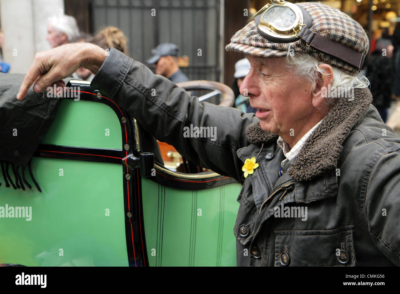 Teilnehmer in der Royal Automobile Club London nach Brighton Veteran Car Rally montieren in der Regent Street am Vorabend der Veranstaltung. Stockfoto