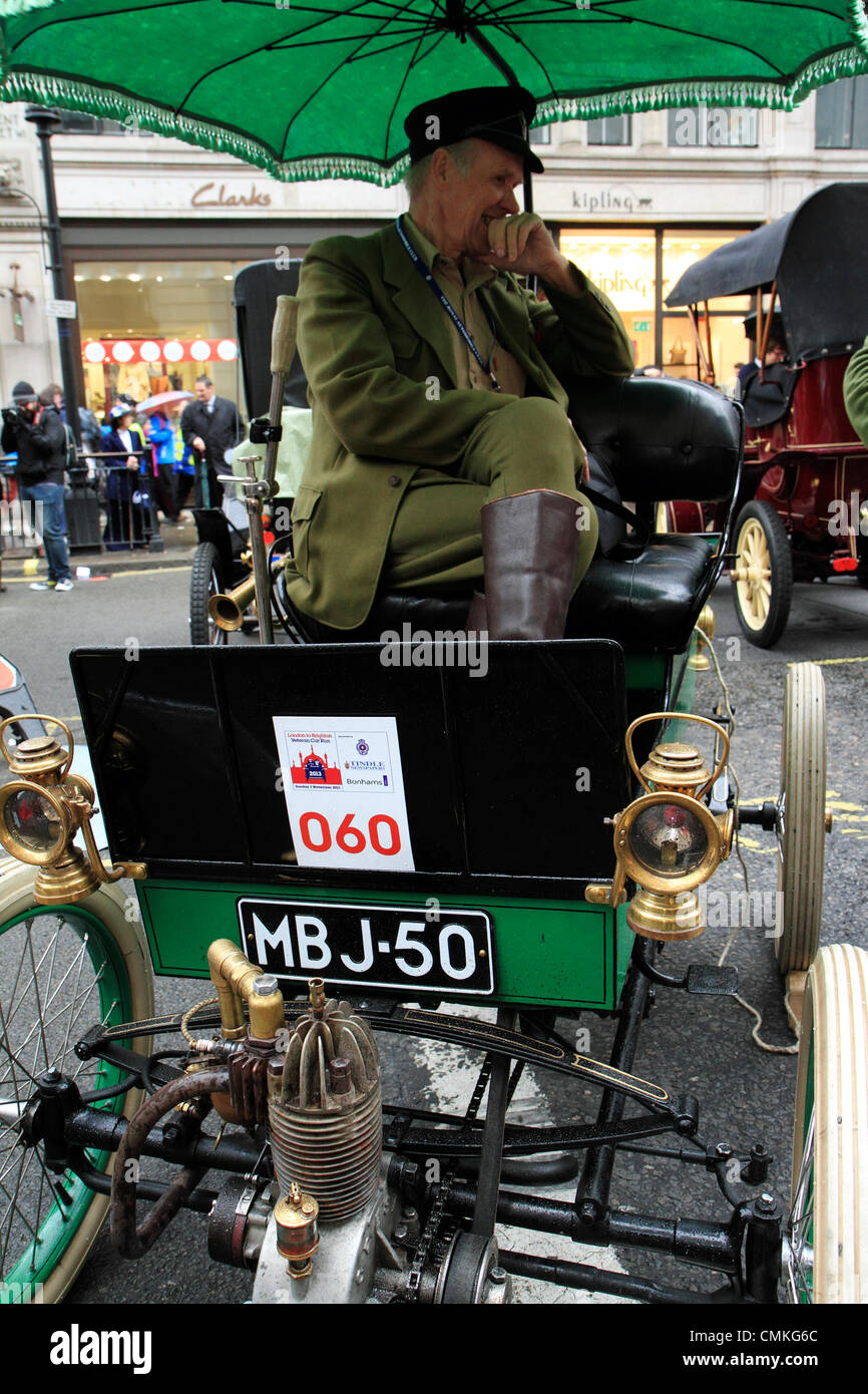 Teilnehmer in der Royal Automobile Club London nach Brighton Veteran Car Rally montieren in der Regent Street am Vorabend der Veranstaltung. Stockfoto