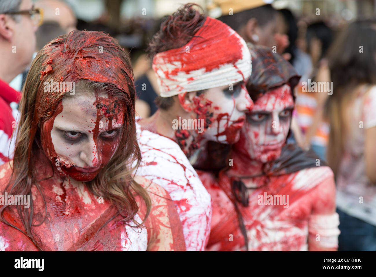 Sao Paulo, Brasilien. 2nd. November 2013. Menschen, die als Zombies verkleidet sind, besuchen den jährlichen Zombie Walk in Sao Paulo, Brasilien. Quelle: Andre M. Chang/Alamy Live News Stockfoto
