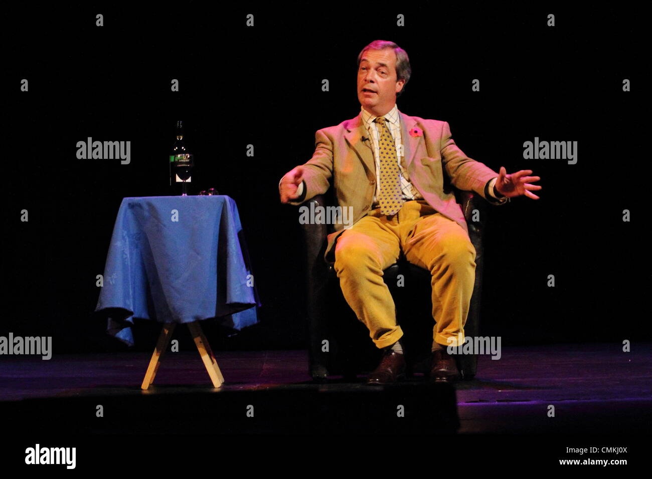 Die UKIP Führer, Nigel Farage MEP auf der Bühne im Buxton Opera House während seiner UK-Theater-Tour 2013. Stockfoto