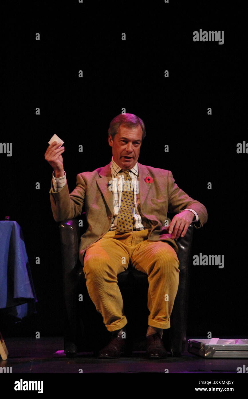 Die UKIP Parteiführer, Nigel Farage auf der Bühne im Buxton Opera House während seiner UK Theater Tour 2013, Derbyshire, UK Stockfoto