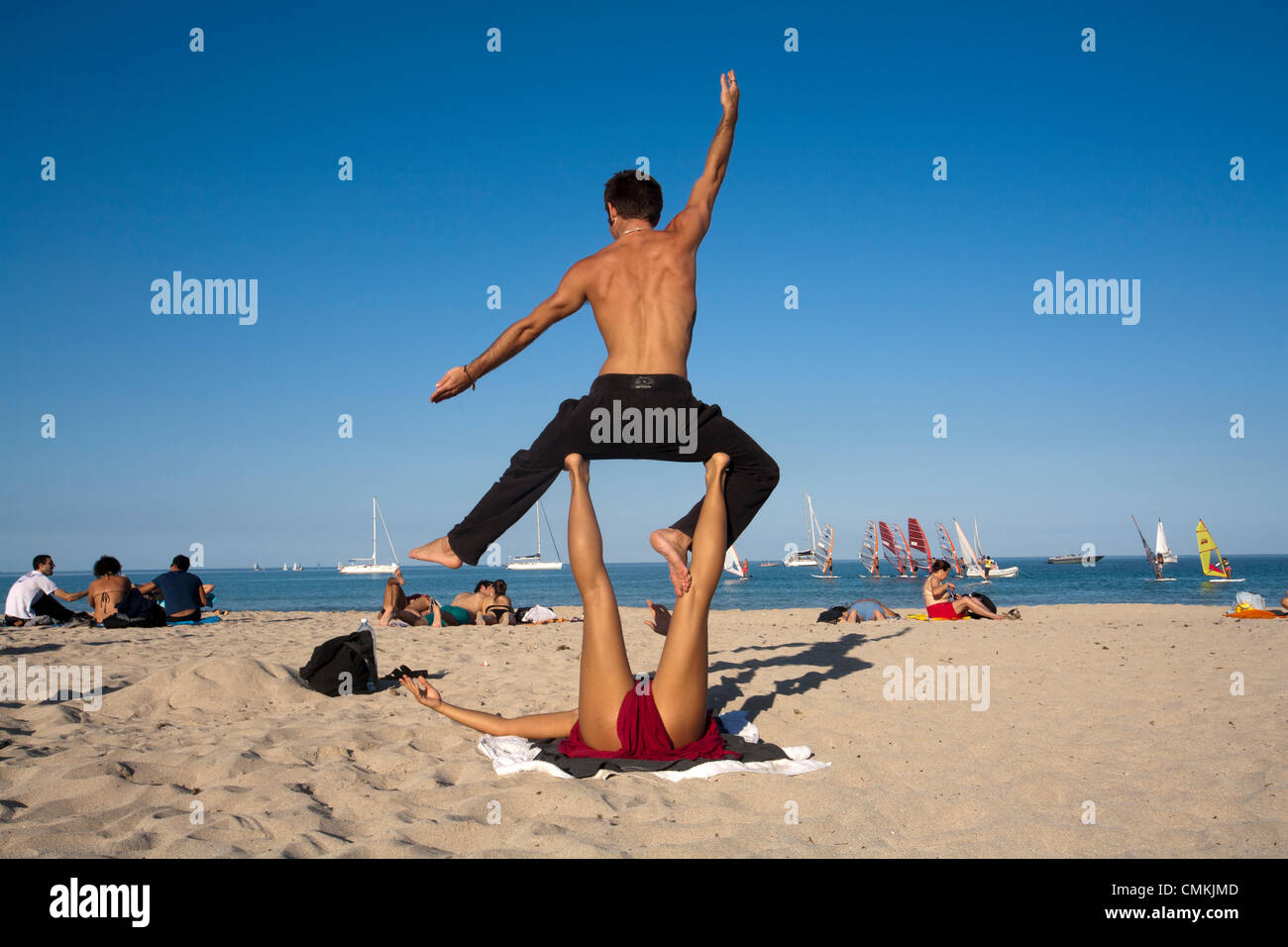 Menschen, die Yoga Übung in Mondello Strand Palermo, Sizilien, Italien Stockfoto