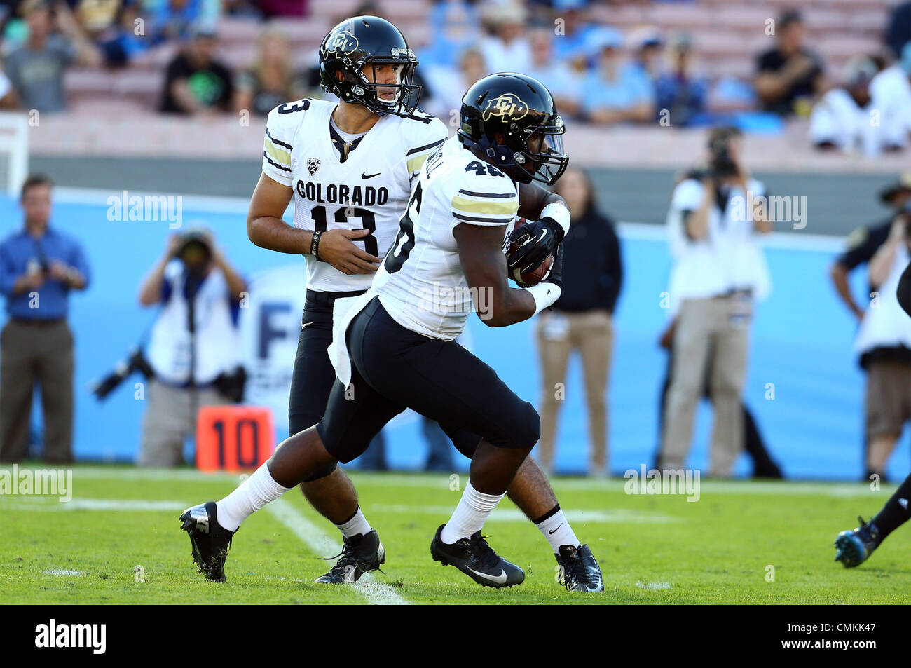 Pasadena, Kalifornien, USA. 2. November 2013. 2. November 2013 Pasadena, Kalifornien, USA: Colorado Buffaloes quarterback Sefo Liufau (13) Hände weg, Colorado Buffaloes läuft wieder Christian Powell (46) während der NCAA Football-Spiel zwischen den Colorado Buffaloes und die UCLA Bruins in der Rose Bowl am 2. November 2013 in Pasadena, Kalifornien. Rob Carmell/CSM/Alamy Live-Nachrichten Stockfoto