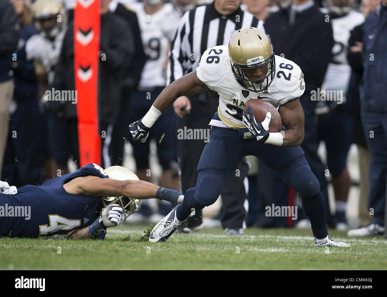 South Bend, Indiana, USA. 2. November 2013. 2. November 2013: Navy Runningback Marcus Thomas (26) läuft mit dem Ball als Notre Dame Sicherheit Matthias Farley (41) Versuche zu bekämpfen während der NCAA Football Spiel Action zwischen den Notre Dame Fighting Irish und die Navy Midshipmen im Stadium der Notre Dame in South Bend, Indiana. Notre Dame besiegte Navy 38-34. Bildnachweis: Csm/Alamy Live-Nachrichten Stockfoto