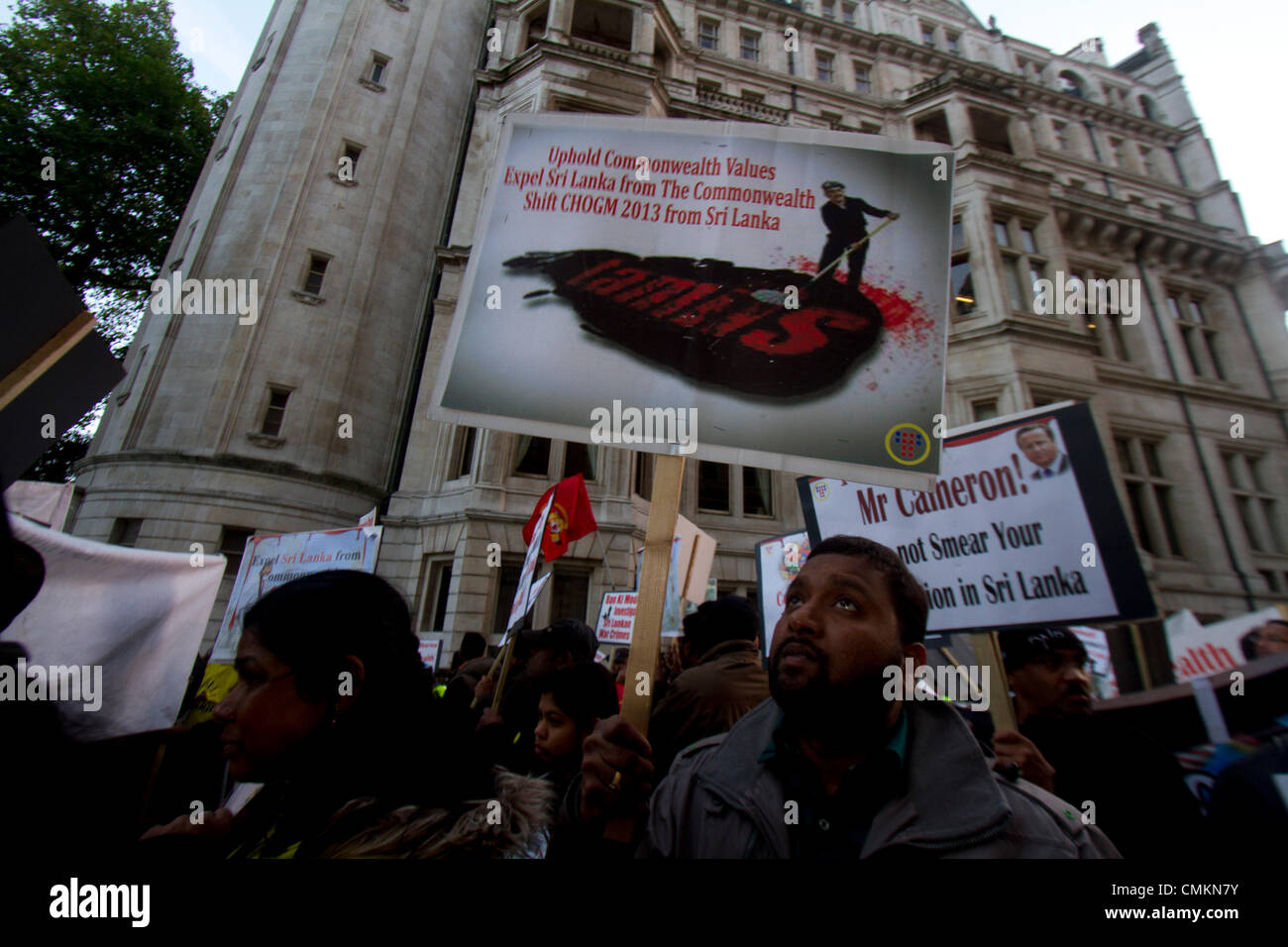 Westminster London. 2. November 2013. Tamilen in London protestierten vor der bevorstehenden Commonwealth Staats-und Regierungschefs in Colombo Sri Lanka drängen Premierminister David Cameron und seine königliche Hoheit Prinz Charles, der Gipfel, der angebliche Menschenrechtsverletzungen gegen die tamilische Bevölkerung Kredit zu boykottieren: Amer Ghazzal/Alamy Live-Nachrichten Stockfoto
