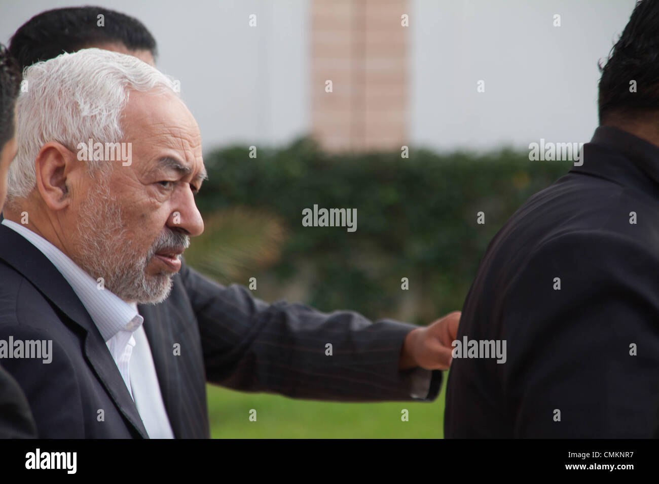 Tunesien. 2. November 2013. Herr Rached Ghanouchi der islamistischen Führer Ennahdha Bewegung (Regierungspartei) während verließ er mit seinen Leibwächtern. NOV. 2., 2013. Haus der Berater und Ministry of Human Rights und Transitional Justice, Bardo, Tunis, Tunisia.Photo: Mohamed Krit/NurPhoto/ZUMAPRESS.com/Alamy Live-Nachrichten Stockfoto