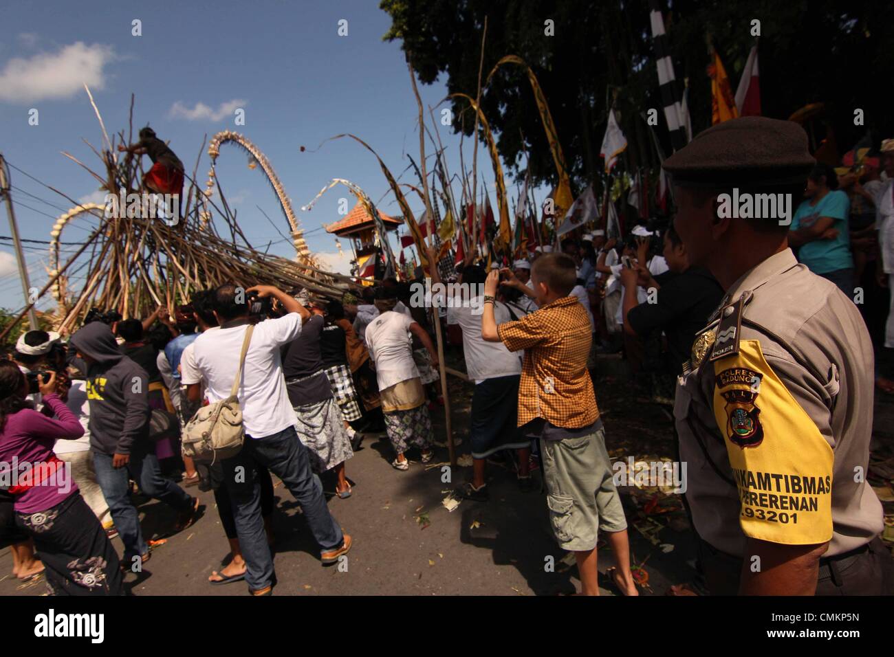 Bali, Indonesien. 2. November 2013. Bali Völker feiert Mekotek Festival am 3. November 2013 in Bali, Indonesia.Tradition Mekotekan oder oft als Mekotek ist eine übliche Tradition gehalten von Hindus, die am Tag fest im Dorf Munggu, Badung Regentschaft, Bali, Indonesien durchgeführt. Mekotekan Tradition ist eine Ritual, das Holz in der Regel verwendet bedeutet die am weitesten verbreitete Art der Pulet, die um den Sieg des Dharma (Tugend) feiern zusammen gespielt, gegen Adharma (böse) Credit: Sijori Images/ZUMAPRESS.com/Alamy Live News Stockfoto
