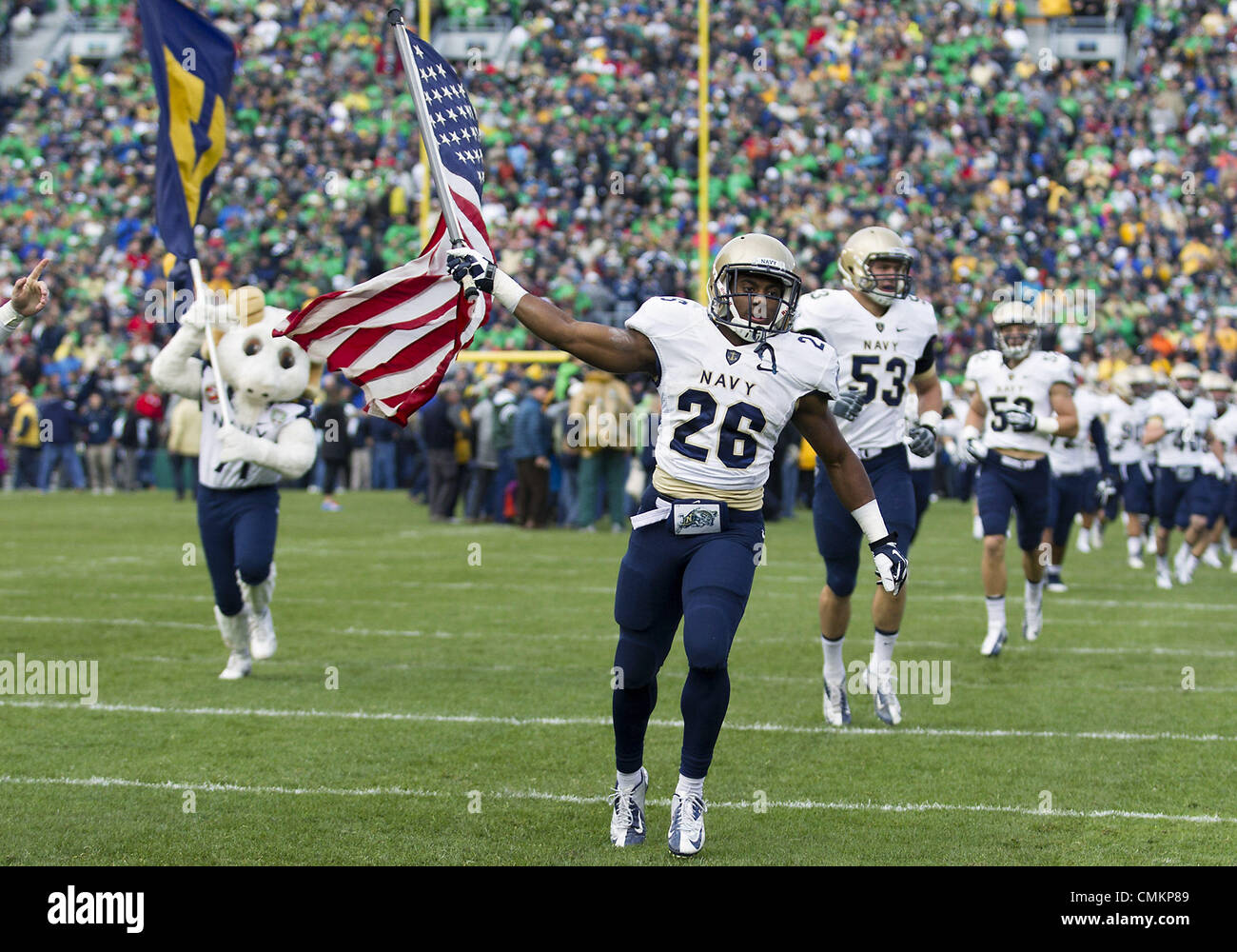 South Bend, Indiana, USA. 2. November 2013. 2. November 2013: Navy Runningback Marcus Thomas (26) führt Team auf dem Feld vor dem NCAA Football Spiel Action zwischen den Notre Dame Fighting Irish und die Navy Midshipmen im Stadium der Notre Dame in South Bend, Indiana. Notre Dame besiegte Navy 38-34. Bildnachweis: Csm/Alamy Live-Nachrichten Stockfoto