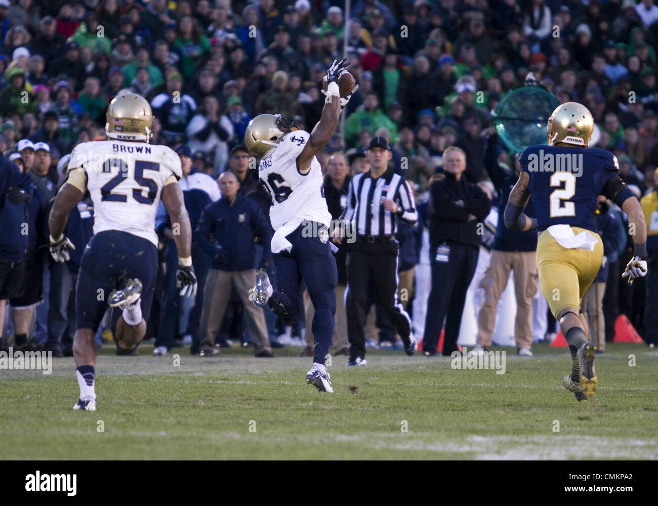 South Bend, Indiana, USA. 2. November 2013. 2. November 2013: Navy Runningback Marcus Thomas (26) Fänge Pass in NCAA Football Spiel Action zwischen den Notre Dame Fighting Irish und die Navy Midshipmen im Stadium der Notre Dame in South Bend, Indiana. Notre Dame besiegte Navy 38-34. Bildnachweis: Csm/Alamy Live-Nachrichten Stockfoto