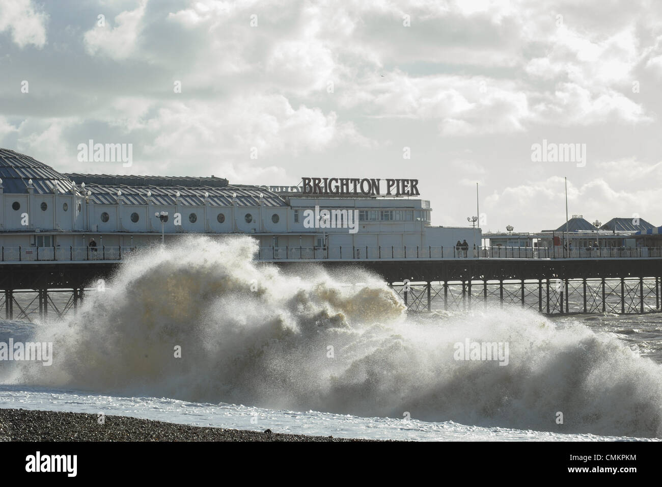 Große Wellen auf den Strand vor Brighton Pier während ein Wintersturm an der Brighton, East Sussex, UK. Stockfoto