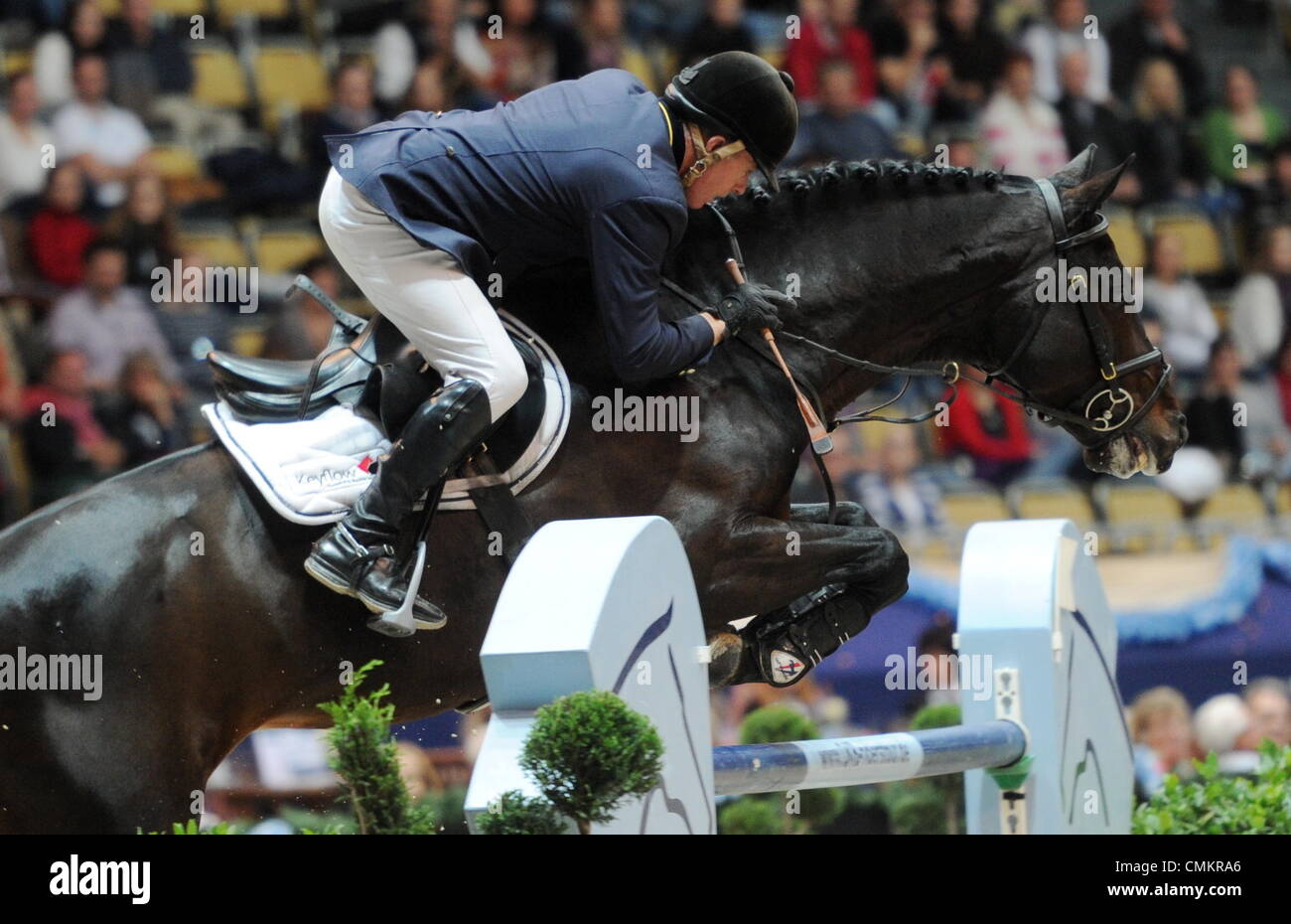 München, Deutschland. 3. November 2013. Briten zeigen, dass Pullover John Whitaker auf seinem Pferd "Argento" bei den Munich Indoors im Rahmen der Riders Tour in München, 3. November 2013 springt. Whitaker gewann den großen Preis München. Foto: TOBIAS HASE/Dpa/Alamy Live News Stockfoto
