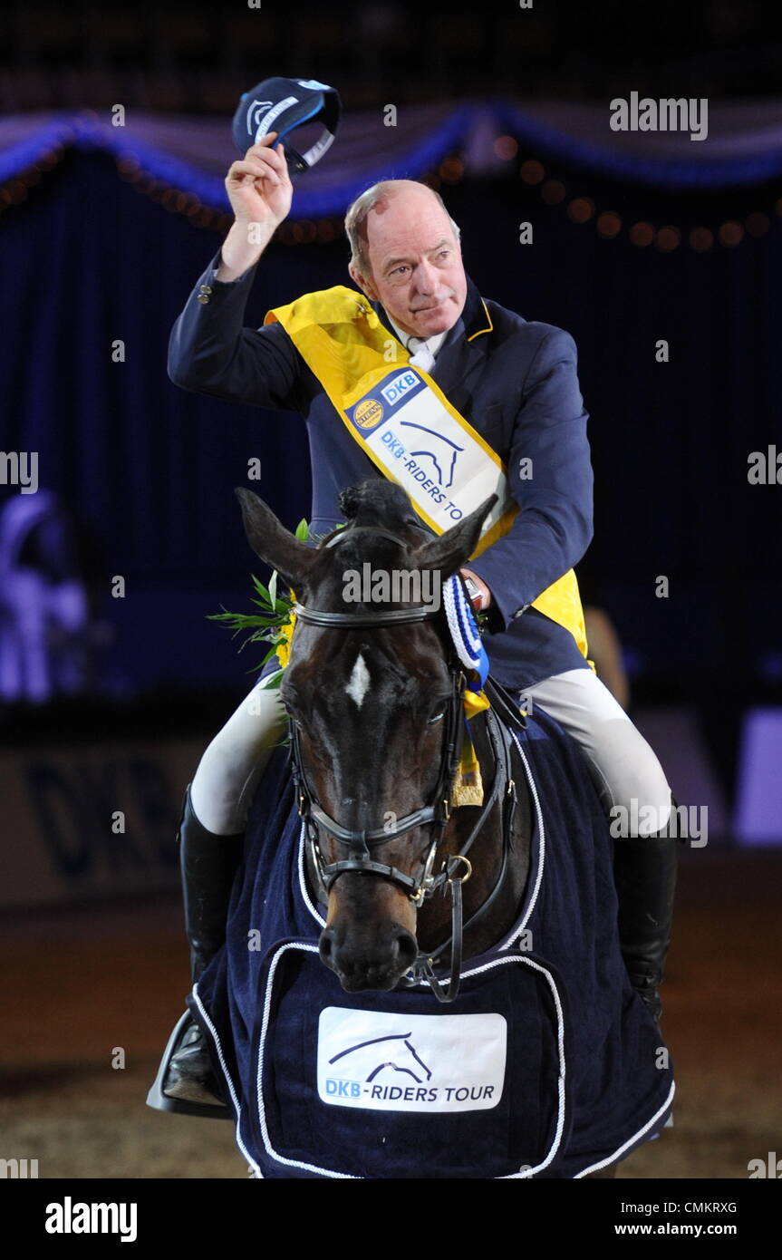 München, Deutschland. 3. November 2013. Britischer Springreiter John Whitaker Jubel auf seinem Pferd "Argento" nach dem Gewinn der großen Preis von München bei den Munich Indoors im Rahmen der Riders Tour in München, 3. November 2013. Foto: TOBIAS HASE/Dpa/Alamy Live News Stockfoto