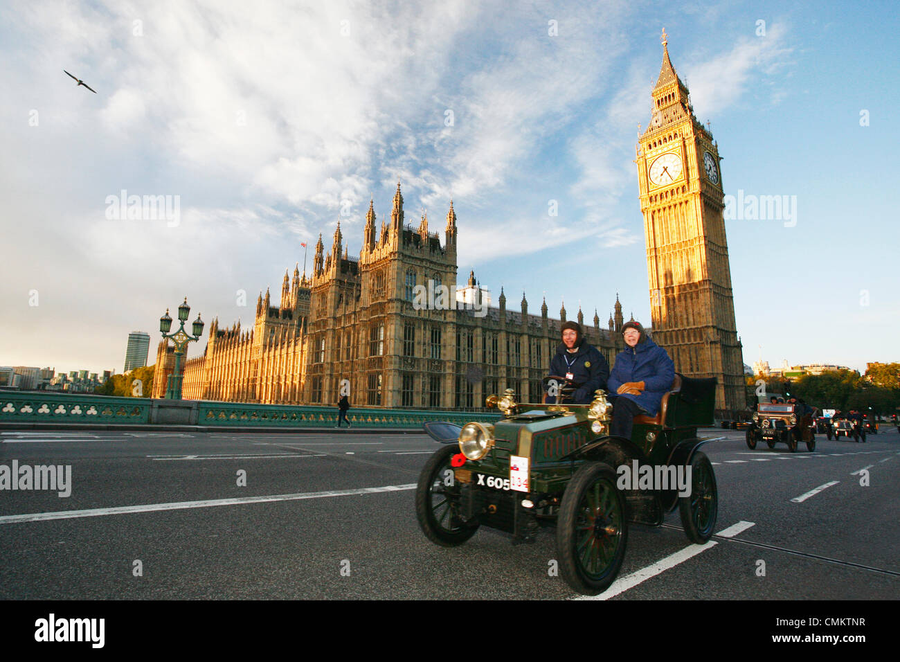 London, UK. 3. November 2013. Von London nach Brighton Veteran Car Run Teilnehmer vorbei an der Westminster Bridge, Big Ben im Hintergrund startet Event um 07:00 an der Serpentine Road im Hyde Park, London. Bildnachweis: GESUNGENE KUK KIM/Alamy Live-Nachrichten Stockfoto