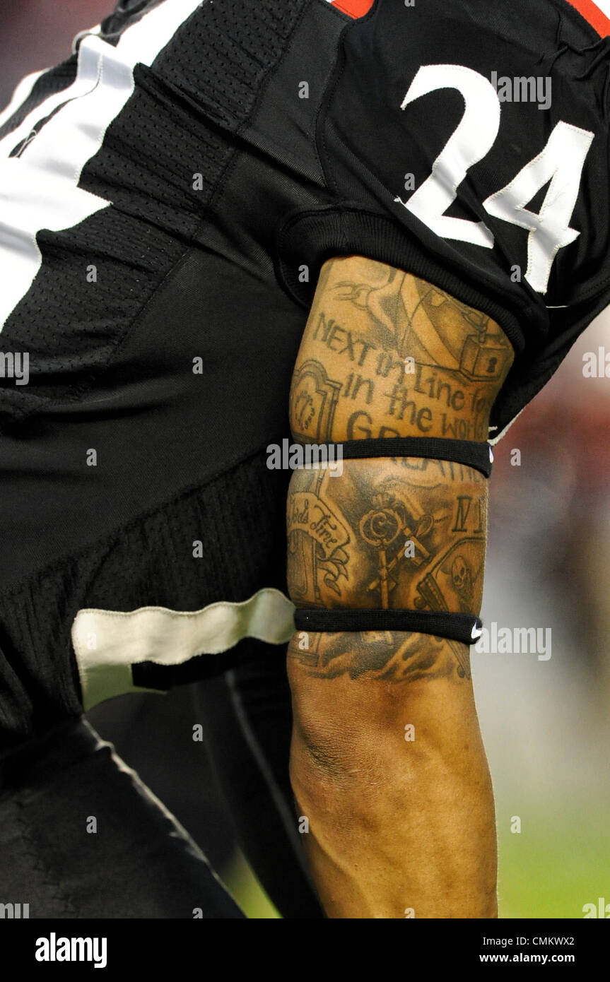 Shows Off His Tattoo Stockfotos Und Bilder Kaufen Alamy
