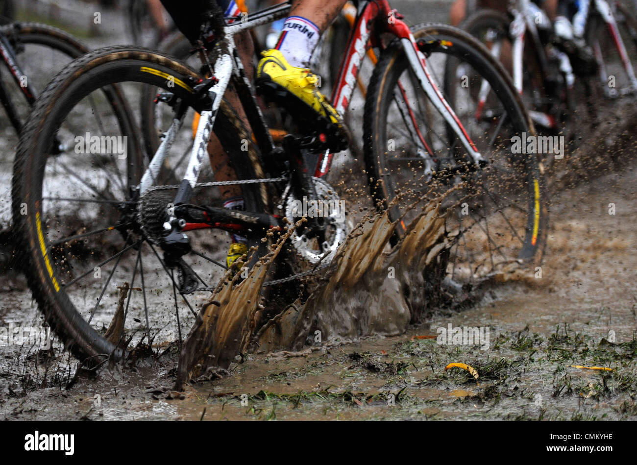 Mlada Boleslav, Tschechien. 3. November 2013. Männer unter 23, Europäische Cyclocross-Weltmeisterschaft statt in Mlada Boleslav, Tschechien am 3. November 2013. (CTK Foto/Radek Petrasek/Alamy Live News) Stockfoto