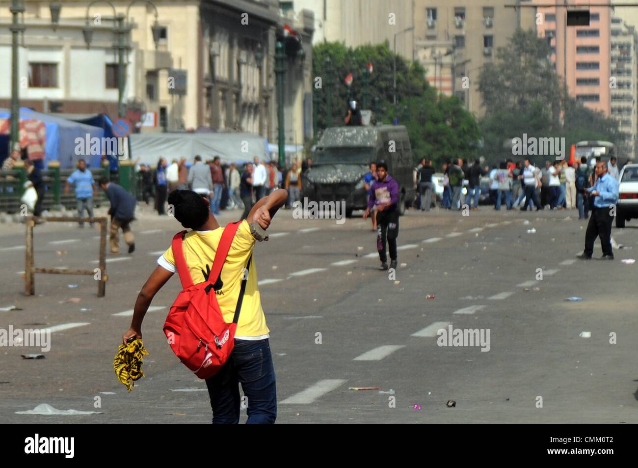 Kairo, Ägypten. 4. November 2013. Ägyptens abgesetzt, dass islamistische Präsident Mohamed Morsi vor Gericht ging in Cairo Gerichtsgebäude über Demonstrant Todesfälle, Erhöhung der Ängste des neuen Blutvergießens vier Monate, nachdem die Armee ihn verdrängt. Auseinandersetzungen zwischen den Anhängern des gestürzten Präsidenten Morsi und Anhänger von General Sisi.Photo begrenzt: Nameer Galal/NurPhoto Credit: Nameer Galal/NurPhoto/ZUMAPRESS.com/Alamy Live News Stockfoto