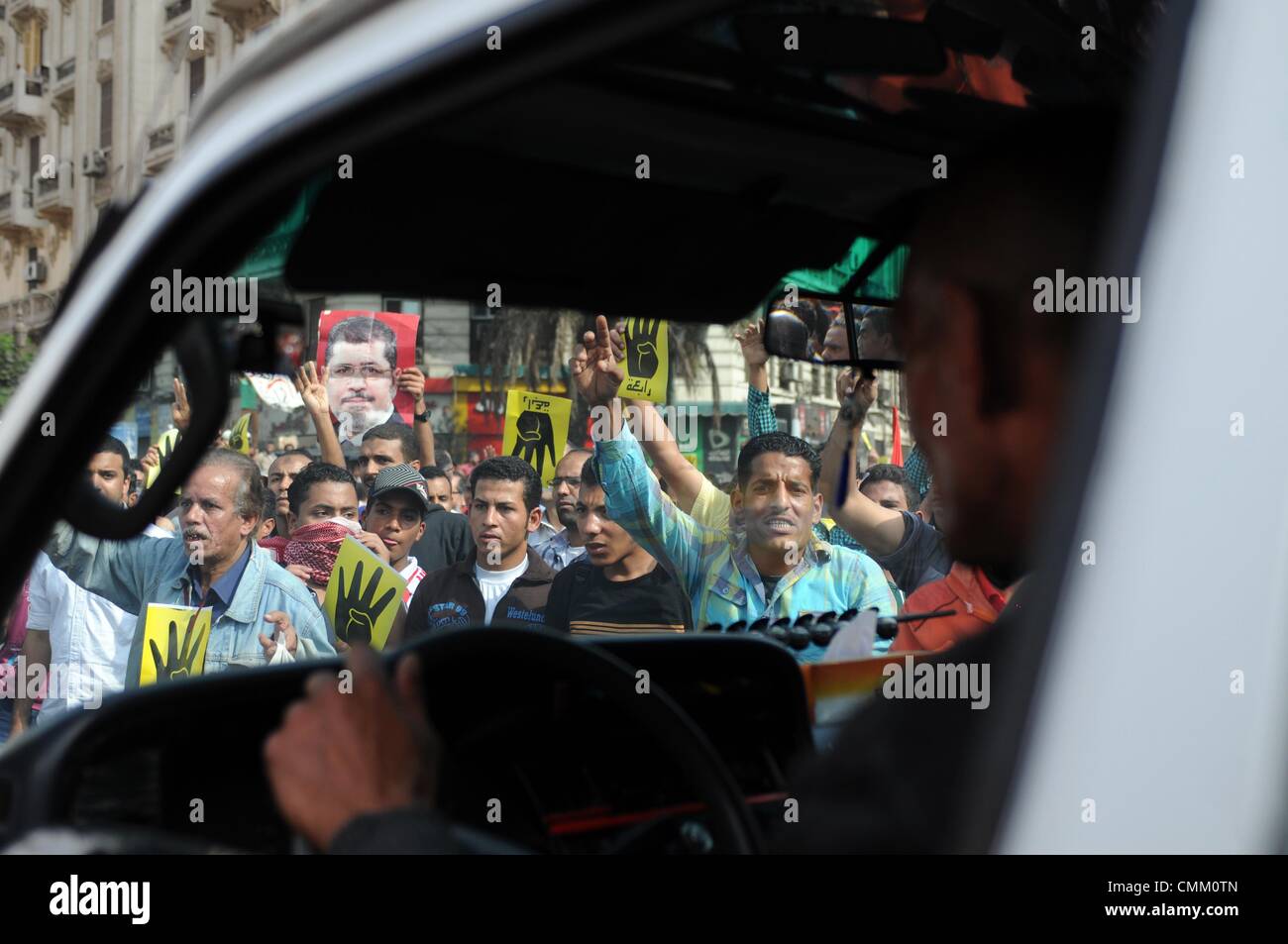 Kairo, Ägypten. 4. November 2013. Ägyptens abgesetzt, dass islamistische Präsident Mohamed Morsi vor Gericht ging in Cairo Gerichtsgebäude über Demonstrant Todesfälle, Erhöhung der Ängste des neuen Blutvergießens vier Monate, nachdem die Armee ihn verdrängt. Auseinandersetzungen zwischen den Anhängern des gestürzten Präsidenten Morsi und Anhänger von General Sisi.Photo begrenzt: Nameer Galal/NurPhoto Credit: Nameer Galal/NurPhoto/ZUMAPRESS.com/Alamy Live News Stockfoto