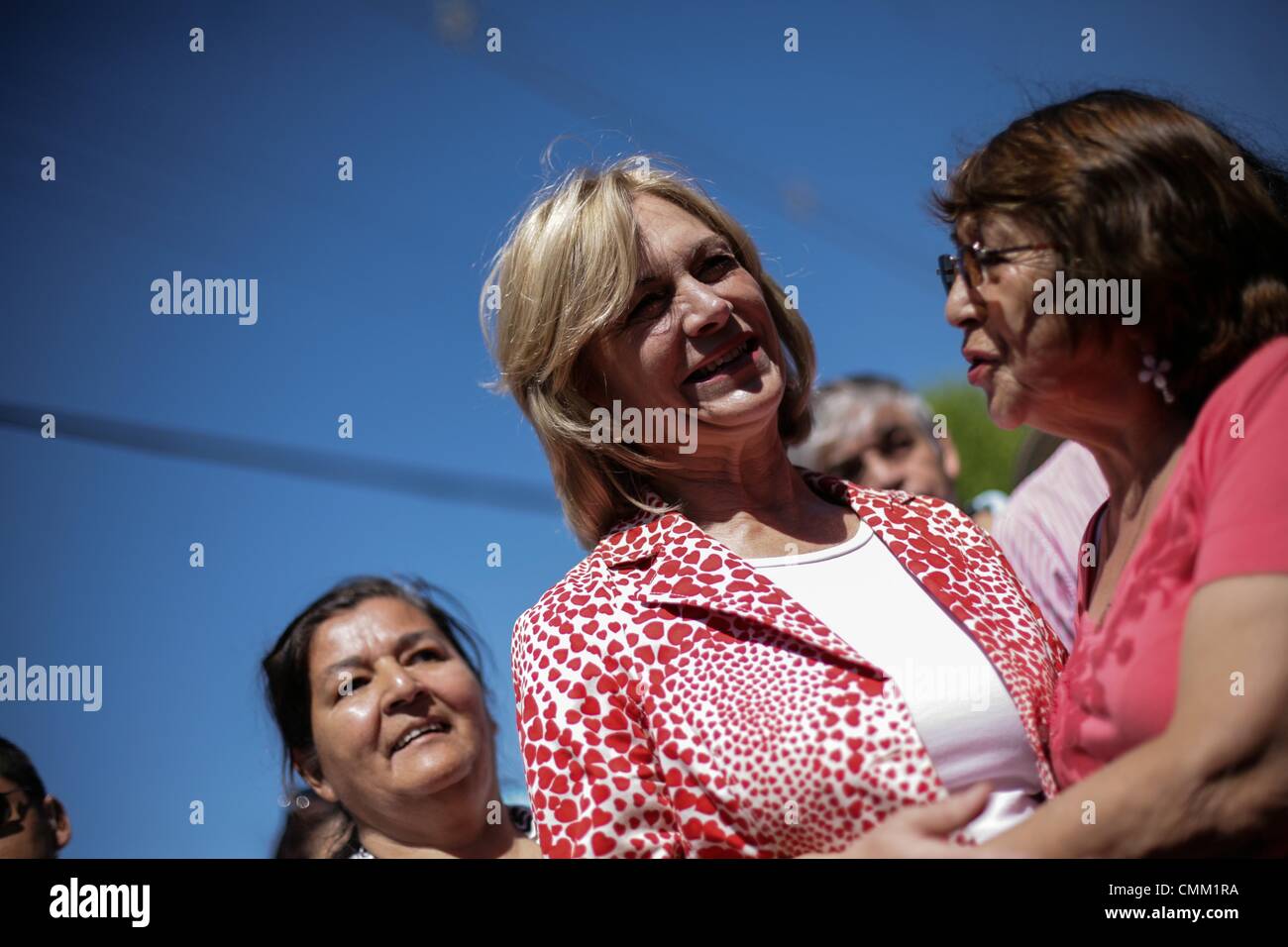 Santiago Del Chile, Chile. 3. November 2013. Präsidentschaftskandidat für die konservative unabhängige demokratische Union, Evelyn Matthei und unabhängiger Kandidat für Senator, Laurence Golborne, Besuch einer Messe im Viertel Las Condes in Santiago de Chile während ihrer Kampagne. Chilenische Wahlen werden am 17. November 2013 stattfinden. : Bildnachweis David von Blohn/NurPhoto: David Von Blohn/NurPhoto/ZUMAPRESS.com/Alamy Live News Stockfoto