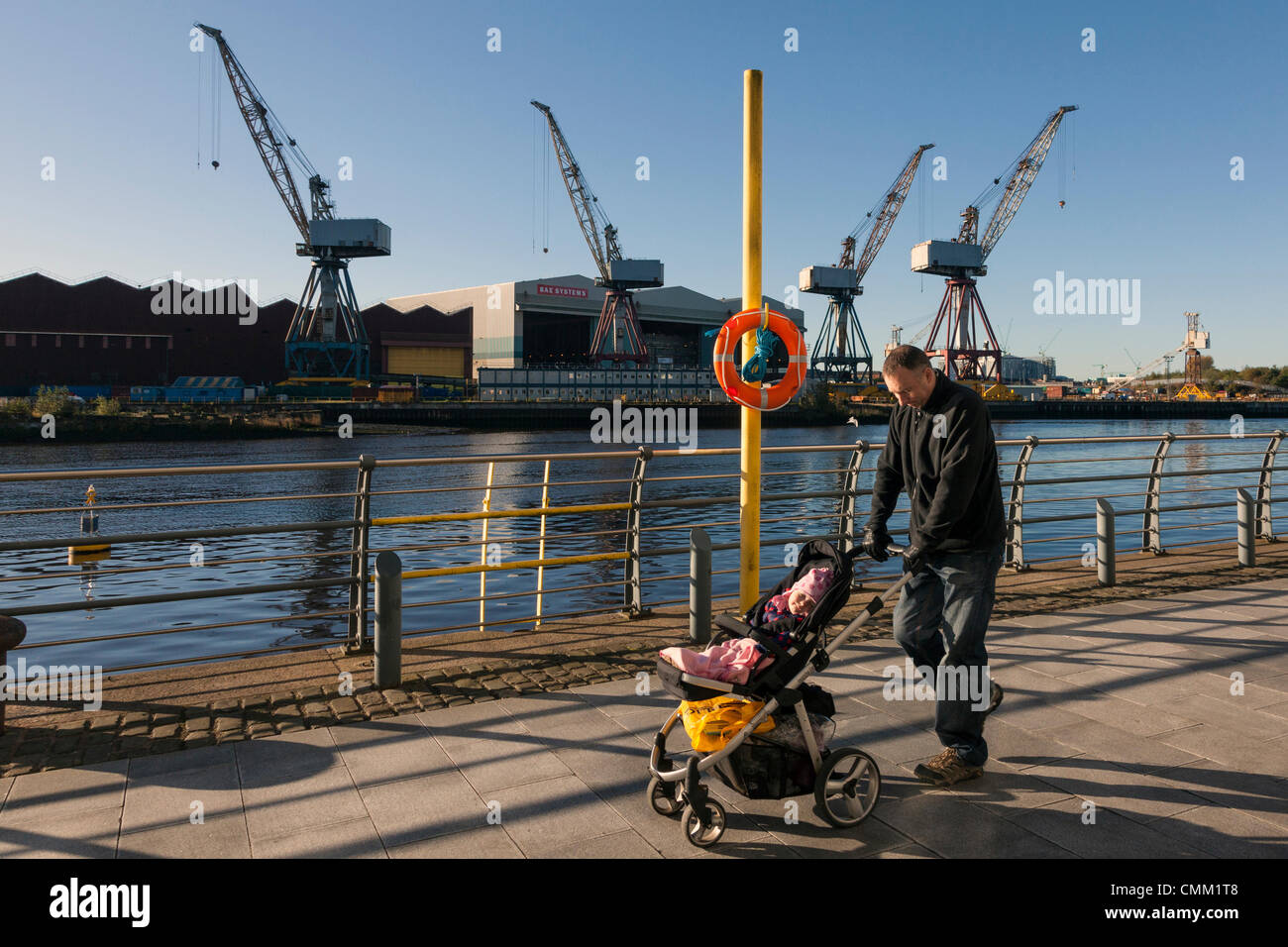 Glasgow, Vereinigtes Königreich. 4. November 2013. Wippbar Kränen für den Schiffbau bei BAE Systems-Werft, River Clyde, Govan, sollen entfernt werden, nach jüngsten Berichten, Erhöhung befürchtet, dass die Werft Kredit schließen konnte: Findlay/Alamy Live News Stockfoto