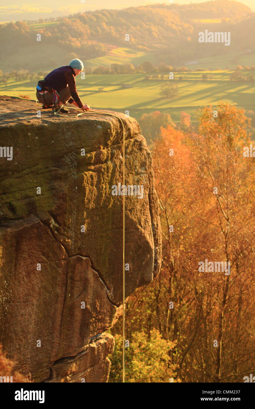 Ein Kletterer greift Froggatt Kante über dem Derwent Tal an einem feinen, herbstlichen Tag im Peak District, Derbyshire, England UK Stockfoto