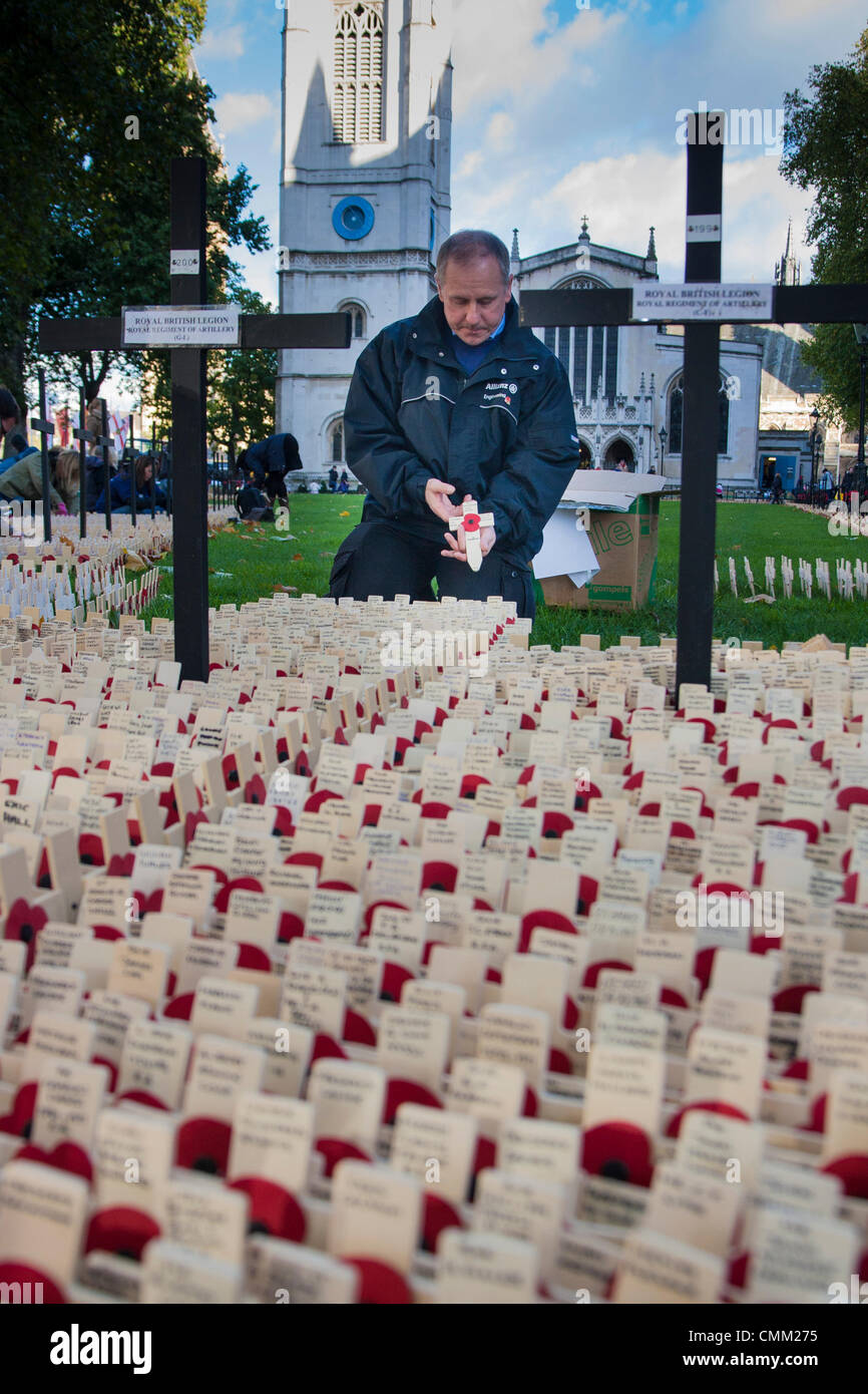 London, UK. 4. November 2013. Ein Freiwilliger aus The Royal British Legion hilft, Pflanze Tausende der Tribute Kreuze in dem Bereich des Gedenkens in der Westminster Abbey, die Erinnerung an diejenigen, die ihr Leben in vergangene Konflikte gab. Bildnachweis: Paul Davey/Alamy Live-Nachrichten Stockfoto