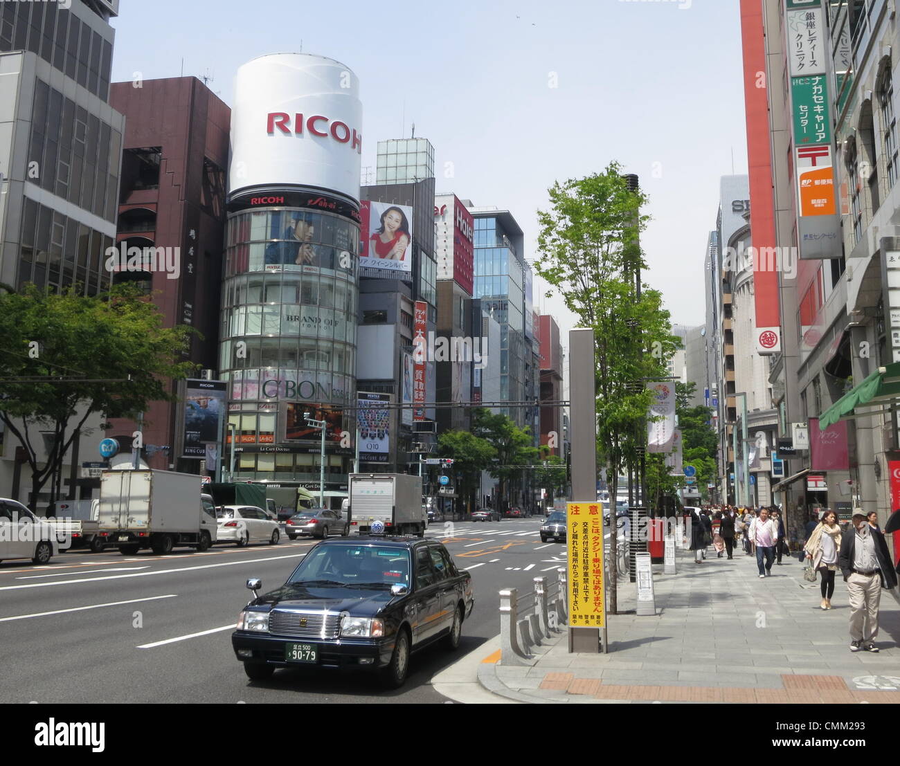 Tokio, Japan. 27. April 2013. Blick in eine Straße von der Ginza in Tokio, Japan, 27. April 2013. Ginza ist der zentrale Einkauf und Unterhaltung Bezirk mit modernen Häusern in der Stadt. Foto: Peter Jaehnel/Dpa/Alamy Live News Stockfoto