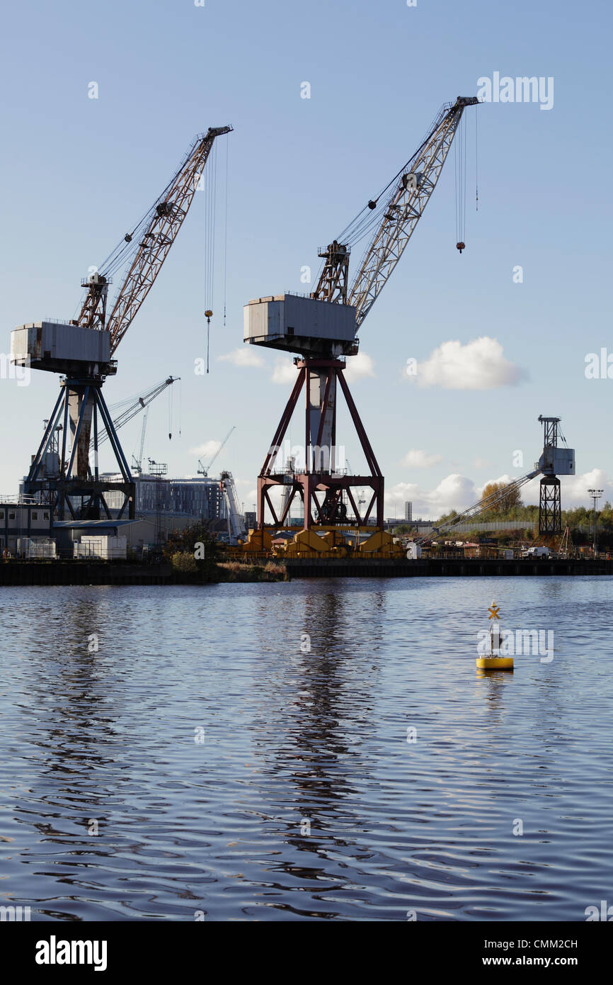 BAE Systems Shipyard, Govan, Glasgow, Schottland, UK, Montag, 4. November 2013. Nach der Ankündigung, dass die ikonischen Krane in der BAE System Shipyard in Govan am Fluss Clyde abgebaut werden sollen, wurde die Befürchtungen geäußert, dass die Werft voraussichtlich schließen wird. Stockfoto